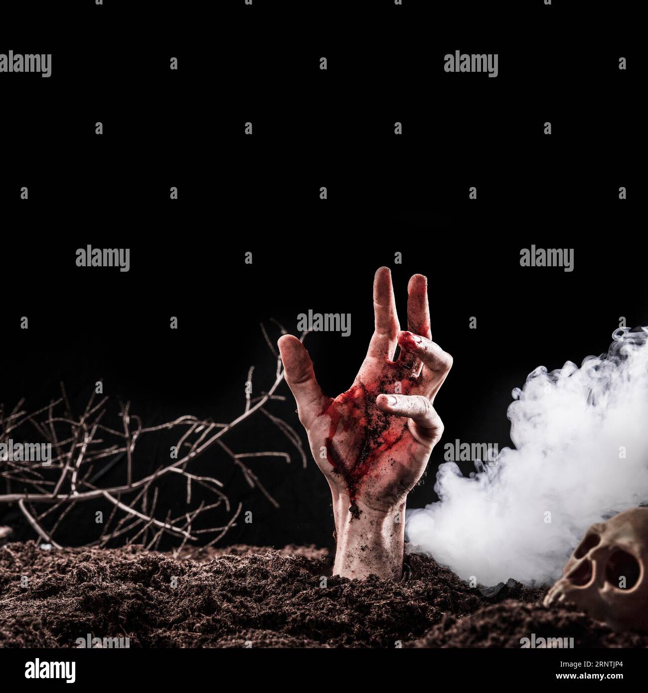 Mano che sporge dal terreno in prossimità di nebbia fitta Foto Stock