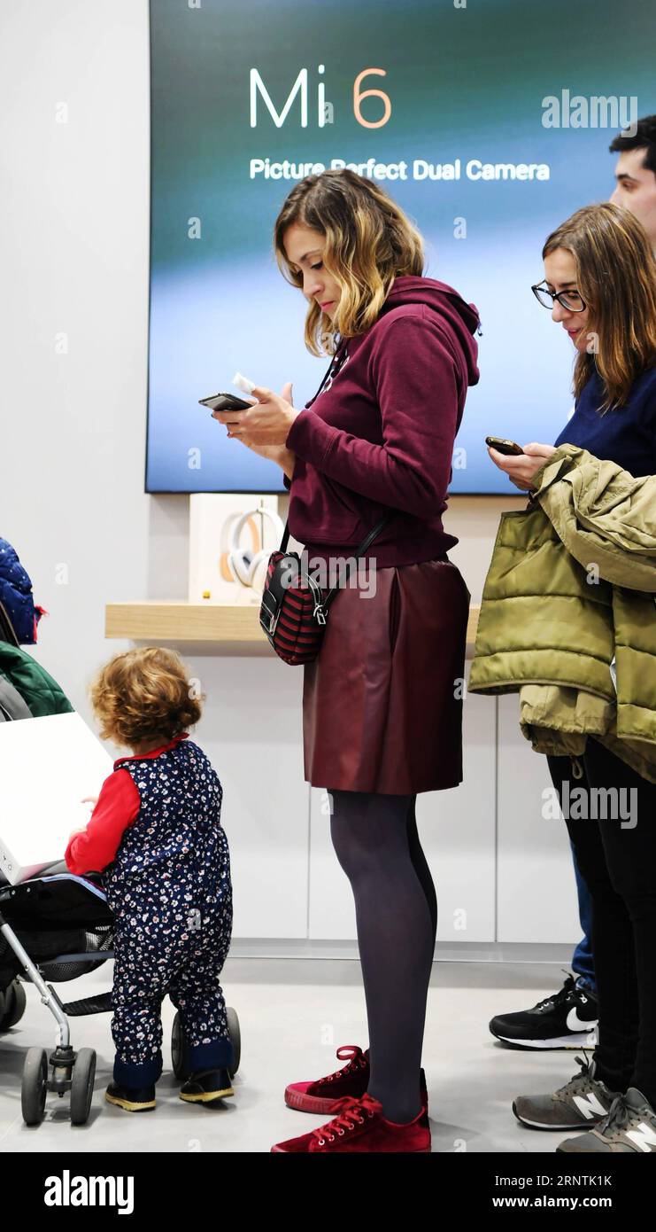 (171111) -- MADRID, 11 novembre 2017 -- i clienti fanno la fila per acquistare i prodotti Xiaomi in un negozio a Madrid, capitale della Spagna, l'11 novembre 2017. Xiaomi, una delle principali imprese high-tech della Cina, ha aperto sabato mattina i suoi due negozi attraverso i suoi rivenditori autorizzati a Madrid. ) SPAGNA-NEGOZI AUTORIZZATI MADRID-APERTURA GuoxQiuda PUBLICATIONxNOTxINxCHN Foto Stock