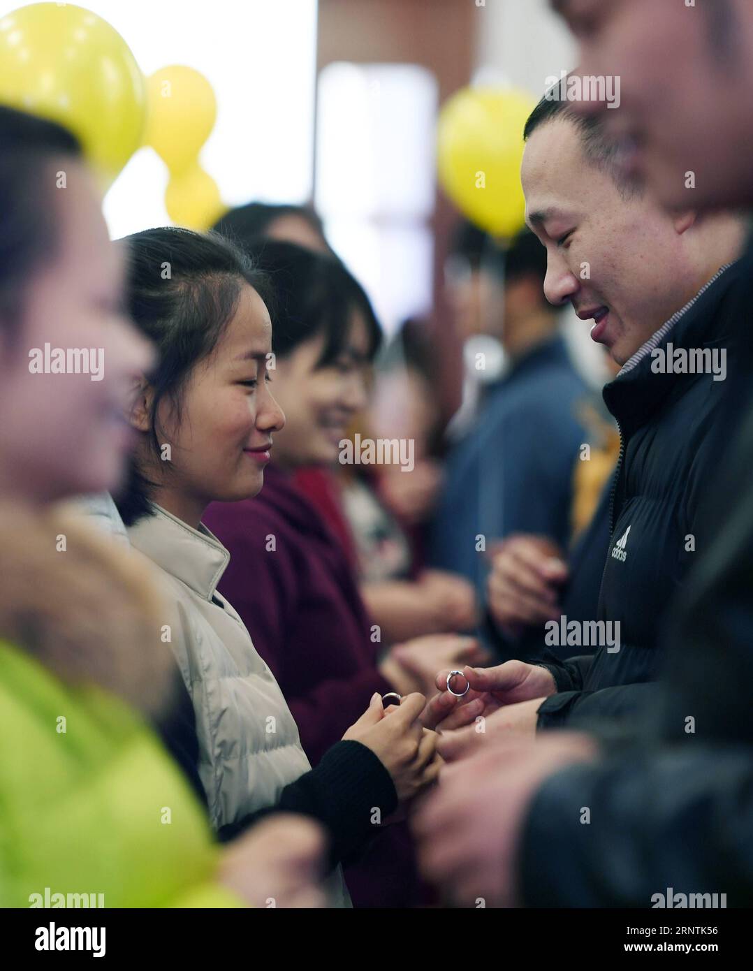 (171112) - CHANGSHA, 12 novembre 2017 -- scambi di fidanzamenti di amanti in una cerimonia di proposta di gruppo a Changsha, capitale della provincia di Hunan della Cina centrale, 12 novembre 2017. ) Yxb) PROPOSTA DEL GRUPPO CHINA-CHANGSHA(CN) LixGa PUBLICATIONxNOTxINxCHN Foto Stock