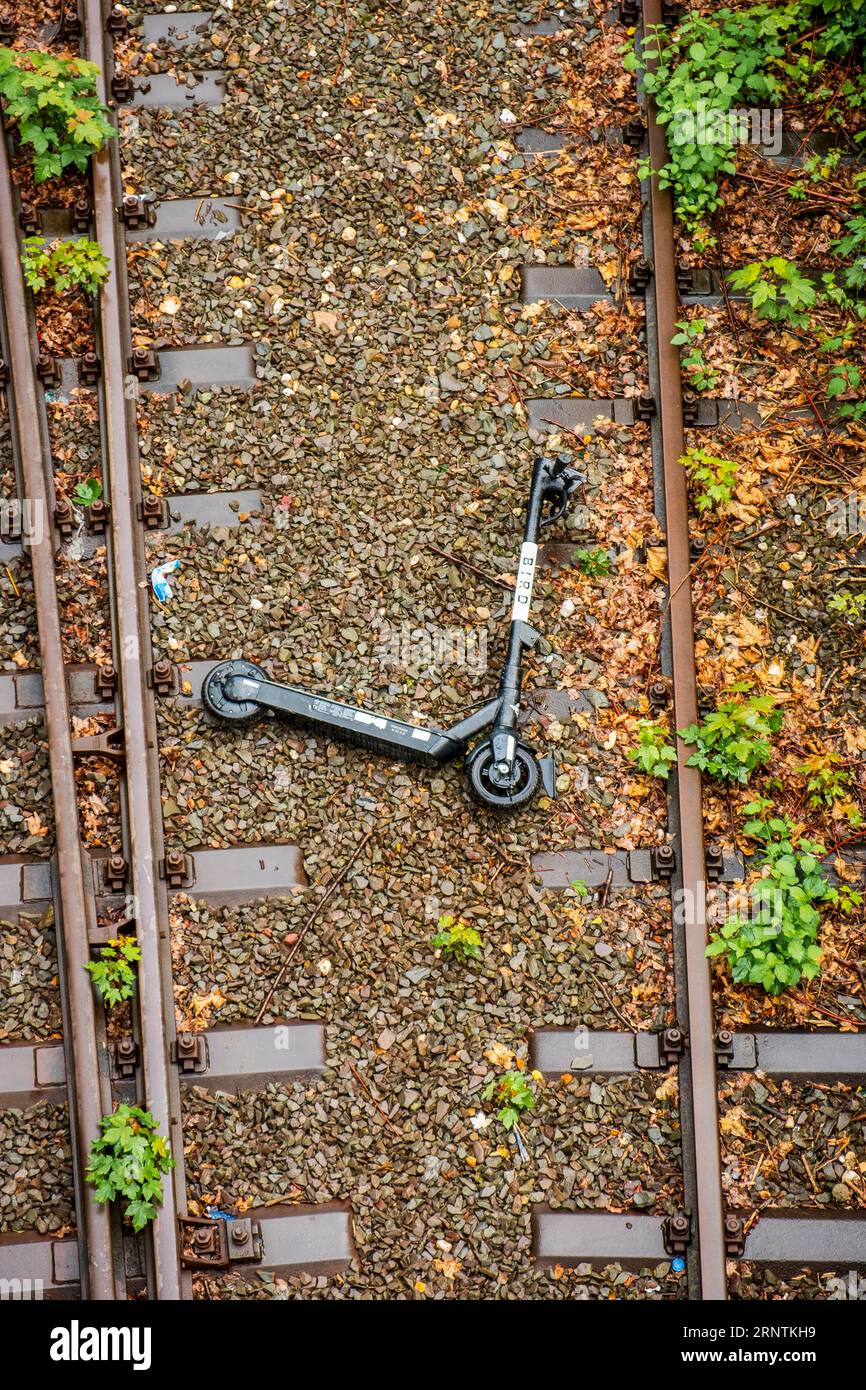 Uno scooter elettrico è rovesciato tra due binari ferroviari a Duesseldorf, in Germania Foto Stock
