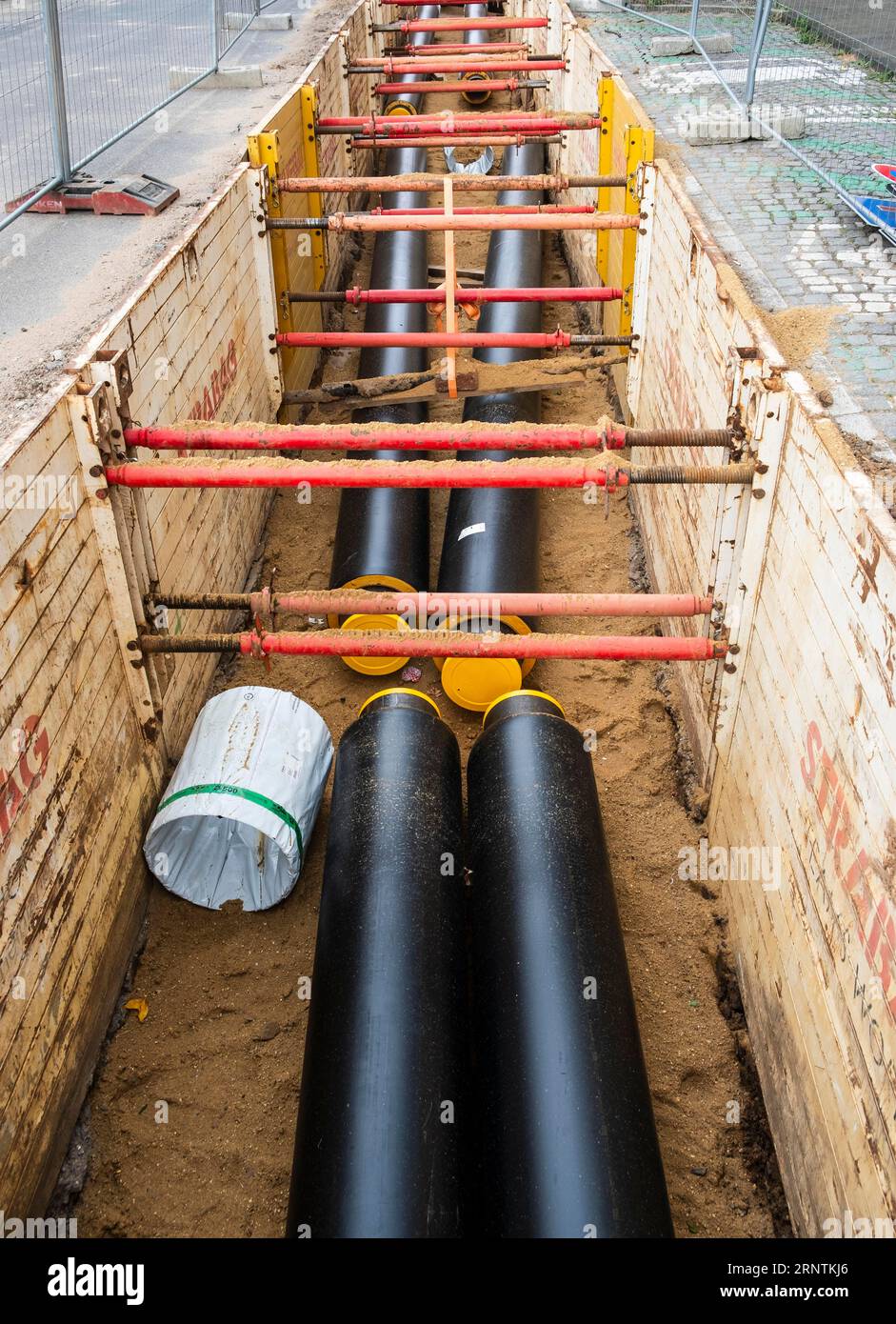 Lavori di costruzione di un nuovo gasdotto per il teleriscaldamento per l'utilizzo del calore di scarto proveniente da un impianto industriale nel distretto di Benrath, Duesseldorf, Germania Foto Stock