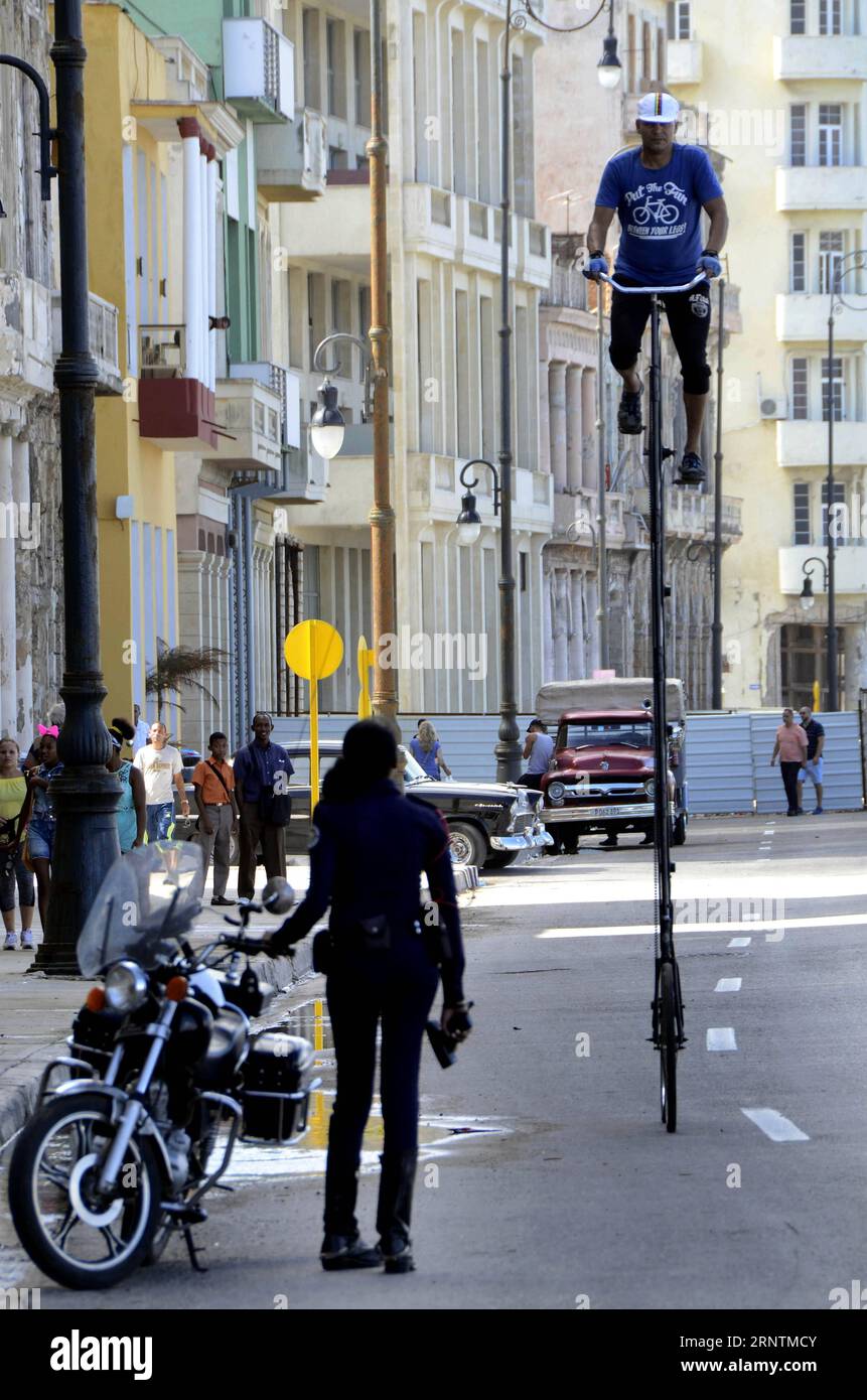 (171113) -- L'AVANA, 13 novembre 2017 -- Felix Guirola cavalca la sua bicicletta gigante a l'Avana, Cuba, 11 novembre 2017. Felix Guirola non ha paura delle altezze mentre pedala per le strade dell'Avana su una bicicletta unica di 4 metri. Guirola ha rimodellato diverse biciclette dall'agosto 1981, quando ha pedalato una bicicletta di 2 metri al carnevale nella città cubana centrale di Ciego de Avila, dove è nato 52 anni fa. Guirola sostiene che dal 1987 al 2004 detenne il record mondiale per la bicicletta più alta, ma solo i suoi vicini di Ciego de Avila sapevano dei suoi successi. (DJJ) CUBA-L'AVANA-BICICLETTA GIGANTE-CARATTERISTICA JOA Foto Stock