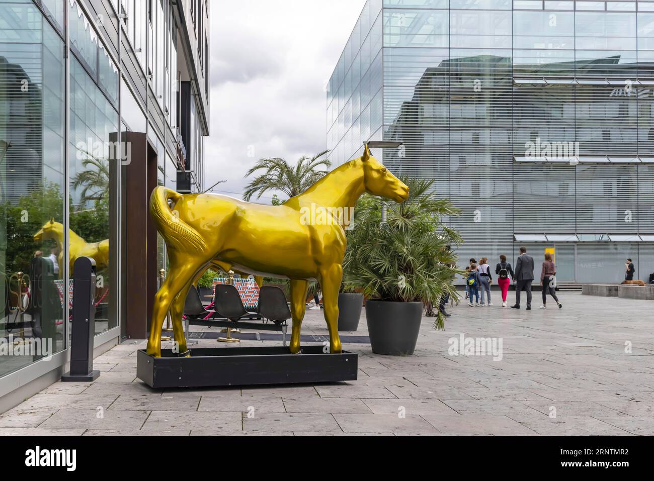 Piccola Schlossplatz Stoccarda con museo d'arte. Un cavallo di plastica all'ingresso di un negozio, Stoccarda, Baden-Wuerttemberg, Germania Foto Stock