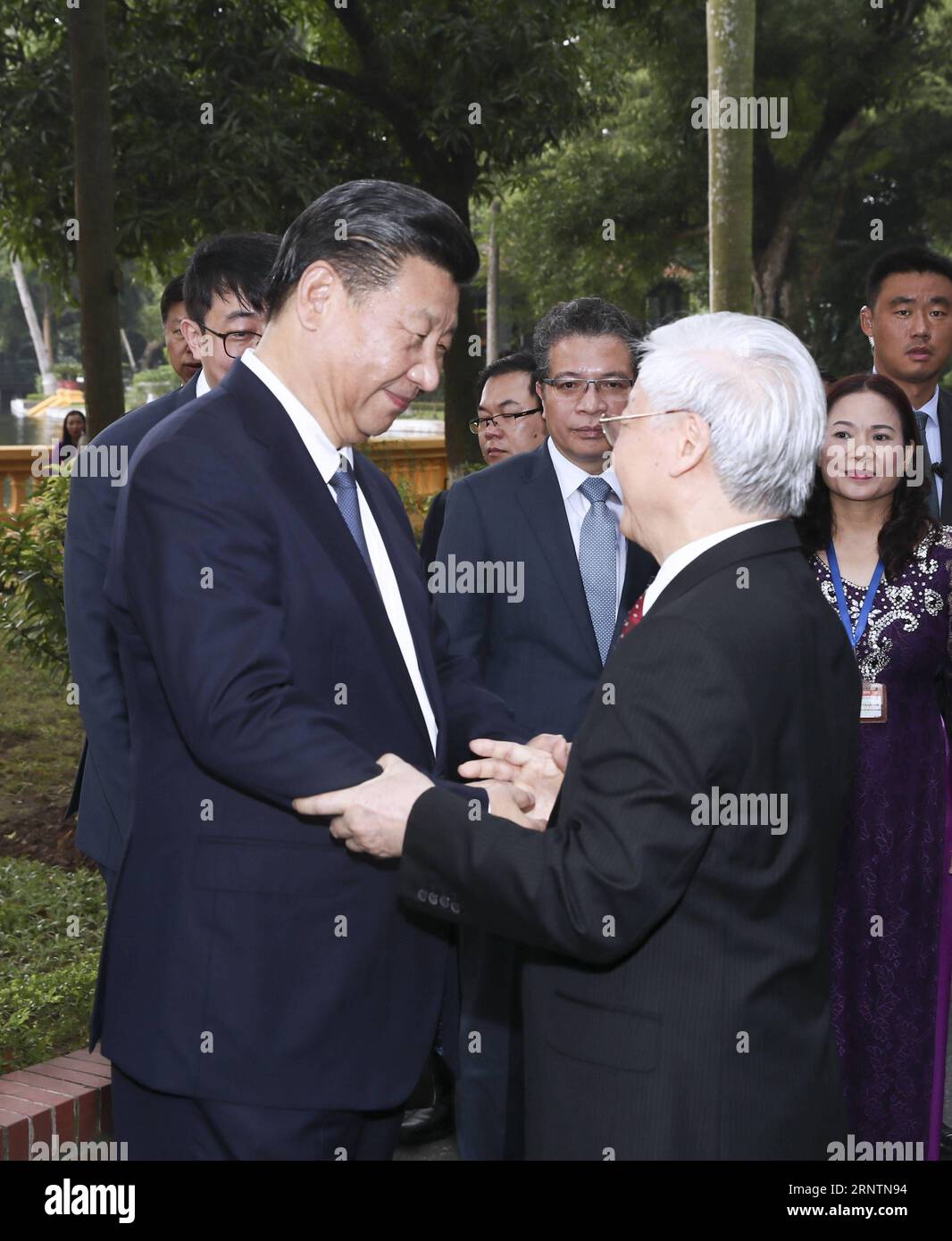 (171113) -- HANOI, 13 novembre 2017 -- il presidente cinese Xi Jinping (L, fronte), anche segretario generale del Comitato centrale del Partito Comunista Cinese (CPC), stringe la mano al Segretario generale del Comitato centrale del Partito Comunista del Vietnam Nguyen Phu Trong presso l'ex residenza del leader vietnamita ho chi Minh ad Hanoi, in Vietnam, 13 novembre 2017. XI ha incontrato di nuovo Nguyen Phu Trong qui lunedì. I due leader, dopo l'incontro, andarono a fare una passeggiata nell'ex residenza del defunto leader vietnamita ho chi Minh, rivedendo gli scambi amichevoli delle generazioni precedenti dei due Foto Stock