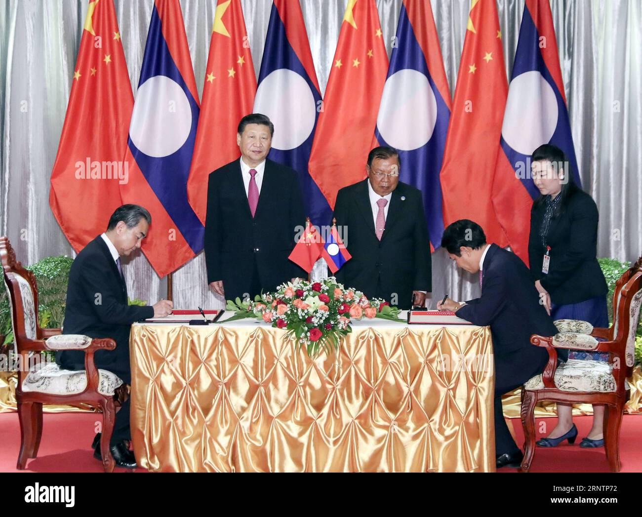 (171114) -- VIENTIANE, 14 novembre 2017 -- Presidente cinese Xi Jinping (L REAR), anche segretario generale del Comitato centrale del Partito Comunista Cinese, e il presidente del Laos Bounnhang Vorachit (C posteriore), anche segretario generale del Comitato centrale del Partito Rivoluzionario del popolo del Laos, testimoniano la firma di un accordo per rafforzare la cooperazione in nuove circostanze tra i due paesi dopo essersi riuniti nuovamente a Vientiane, Laos, 14 novembre 2017. ) (Zkr) LAOS-CINA-XI JINPING-BOUNNHANG VORACHIT-MEETING DingxLin PUBLICATIONxNOTxINxCHN Foto Stock