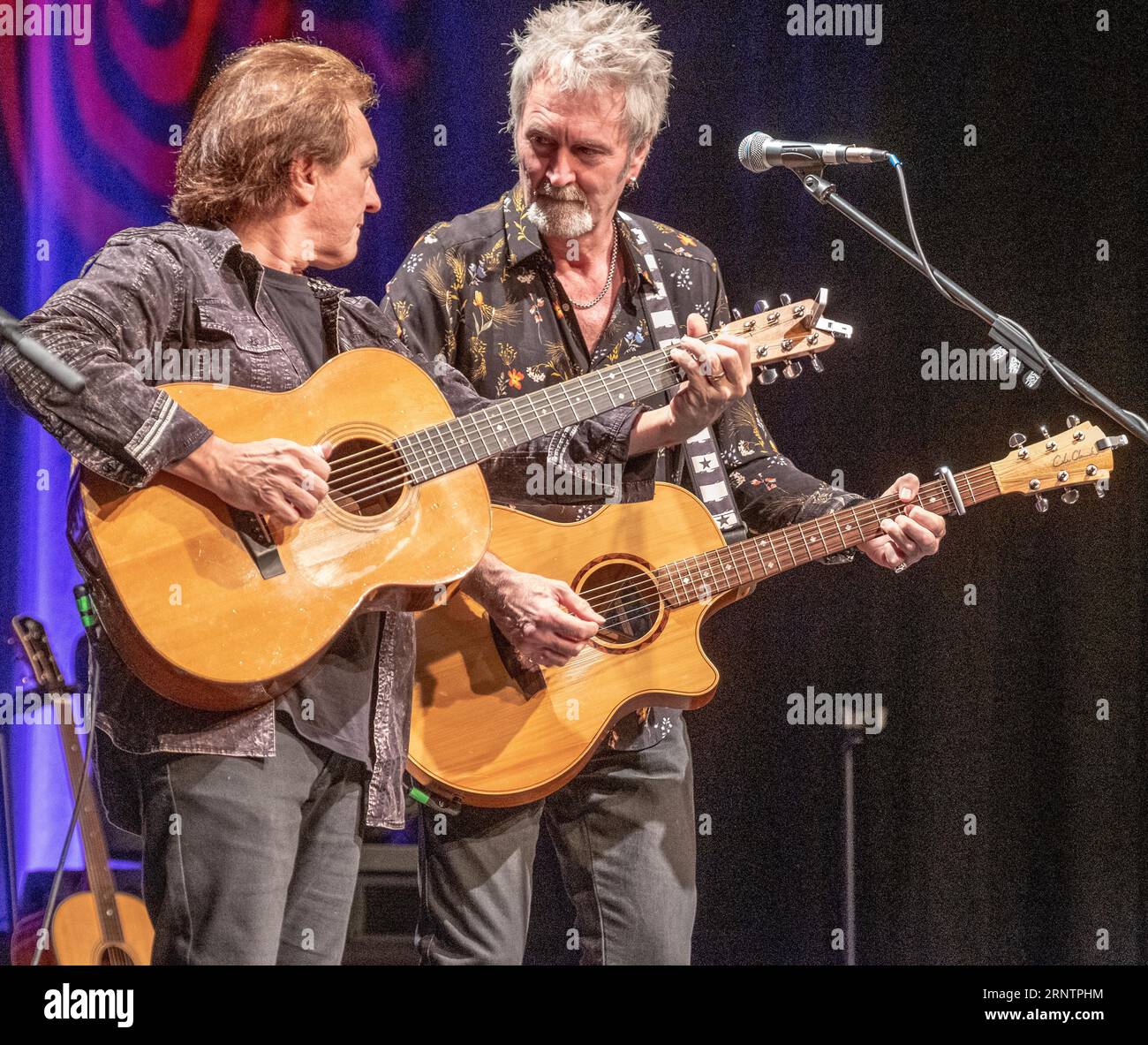 Due dei tre membri del frontman della band: Peter Howarth, Singer of the Group Hollies dal 2004 (a sinistra) e Pete Lincoln della Band Sweet Foto Stock