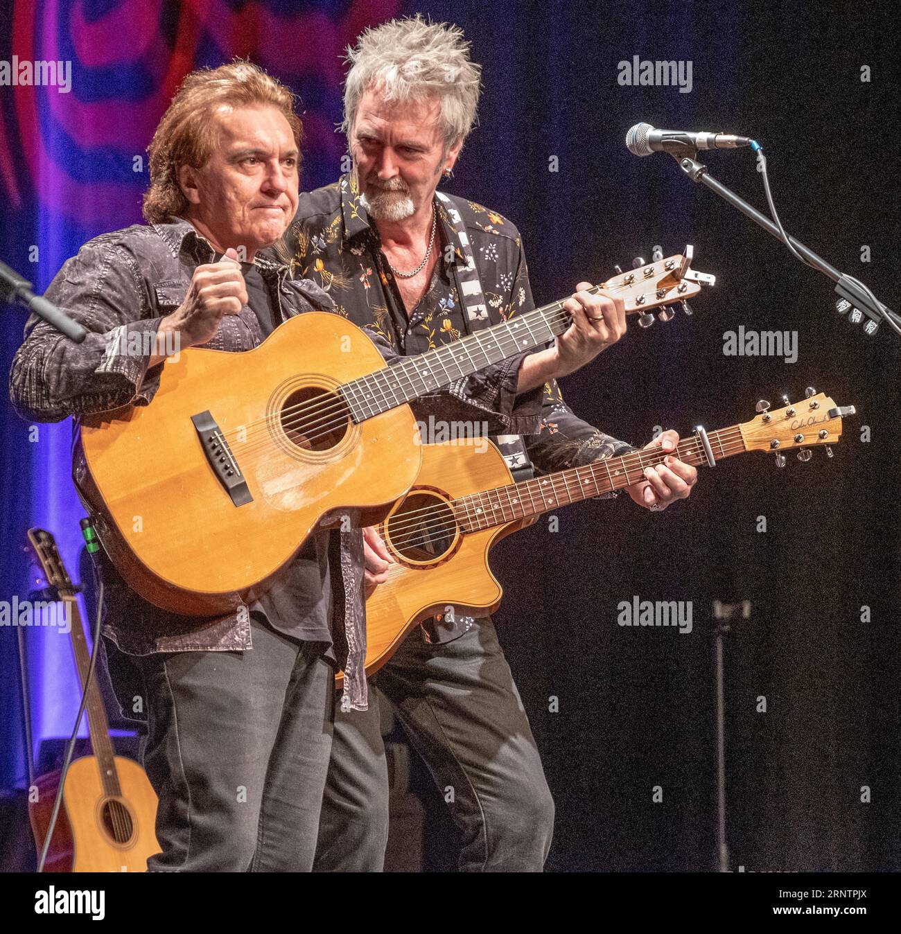 Due dei tre membri del frontman della band: Peter Howarth, Singer of the Group Hollies dal 2004 (a sinistra) e Pete Lincoln della Band Sweet Foto Stock
