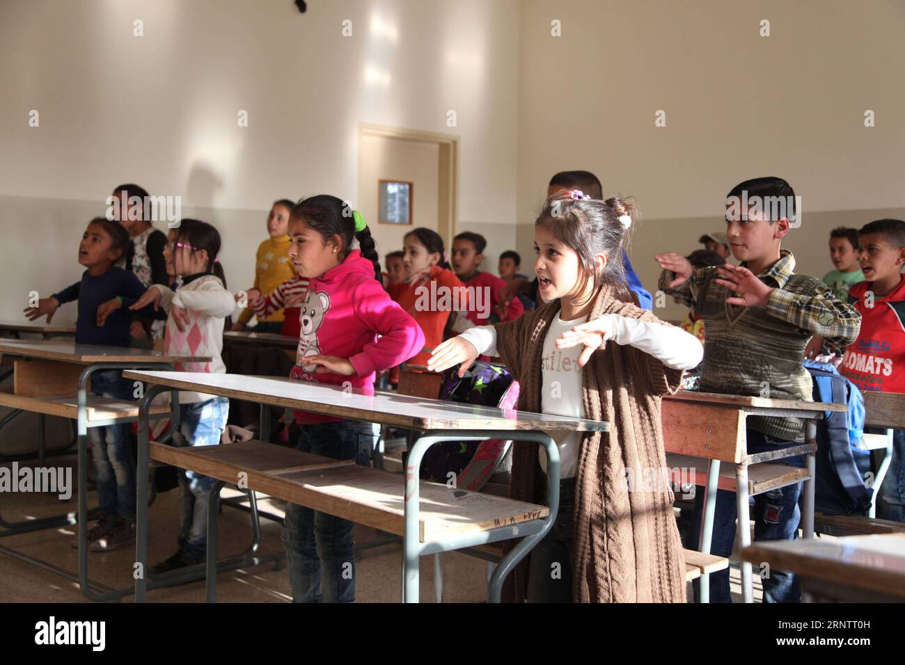 (171117) -- BEIRUT, 17 novembre 2017 -- i bambini siriani del vicino campo profughi frequentano la scuola secondaria Bar Elias nella regione libanese di Bekaa, 13 novembre 2017. Nell'ambito del suo programma di sostegno alle comunità vulnerabili libanesi e ai rifugiati siriani in Libano, il Fondo delle Nazioni Unite per l'infanzia (UNICEF) sostiene il sistema educativo pubblico libanese attraverso fondi provenienti da donatori globali, dando la priorità all'iscrizione di bambini libanesi e non in età scolare nell'istruzione pubblica formale. La Bar Elias Secondary School era tra le scuole supportate dall'UNICEF. ) Foto Stock