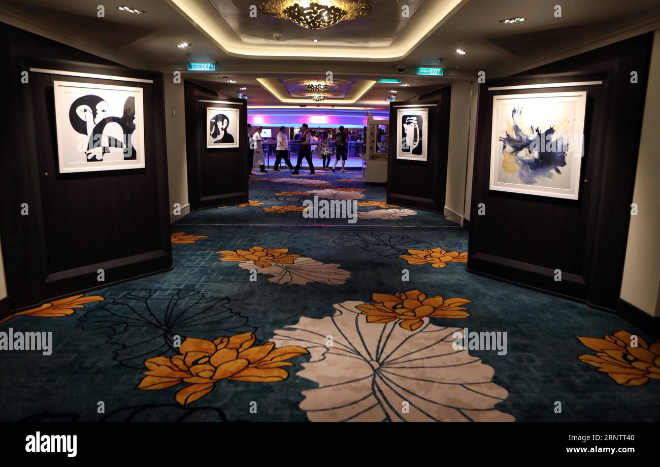 (171118) - HONG KONG, 18 novembre 2017 -- foto scattata il 17 novembre 2017 mostra la scena interna a bordo della World Dream, la nuova nave da crociera di lusso Dream Cruises di Genting Hong Kong, al terminal delle crociere Kai Tak di Hong Kong, nel sud della Cina. Venerdì si è tenuta una cerimonia per celebrare il viaggio inaugurale della nave da crociera, che poteva ospitare più di 3.000 passeggeri. (Ry) CINA-HONG KONG-NAVE DA CROCIERA WORLD DREAM (CN) LixPeng PUBLICATIONxNOTxINxCHN Foto Stock