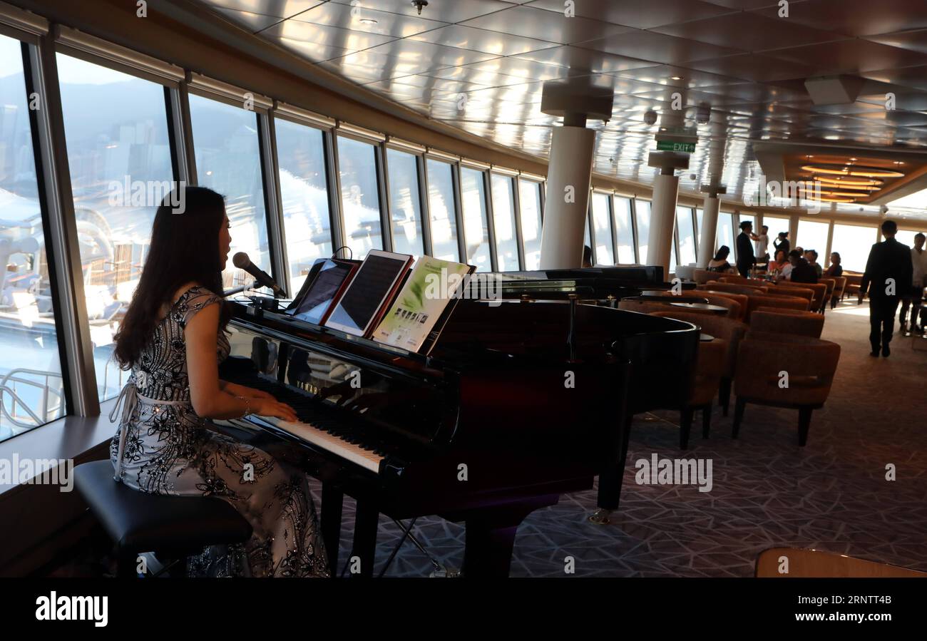 (171118) - HONG KONG, 18 novembre 2017 -- le persone riposano a bordo della World Dream, la più recente nave da crociera di lusso della Dream Cruises di Genting Hong Kong, al terminal delle crociere Kai Tak a Hong Kong, nel sud della Cina, 17 novembre 2017. Venerdì si è tenuta una cerimonia per celebrare il viaggio inaugurale della nave da crociera, che poteva ospitare più di 3.000 passeggeri. (Ry) CINA-HONG KONG-NAVE DA CROCIERA WORLD DREAM (CN) LixPeng PUBLICATIONxNOTxINxCHN Foto Stock