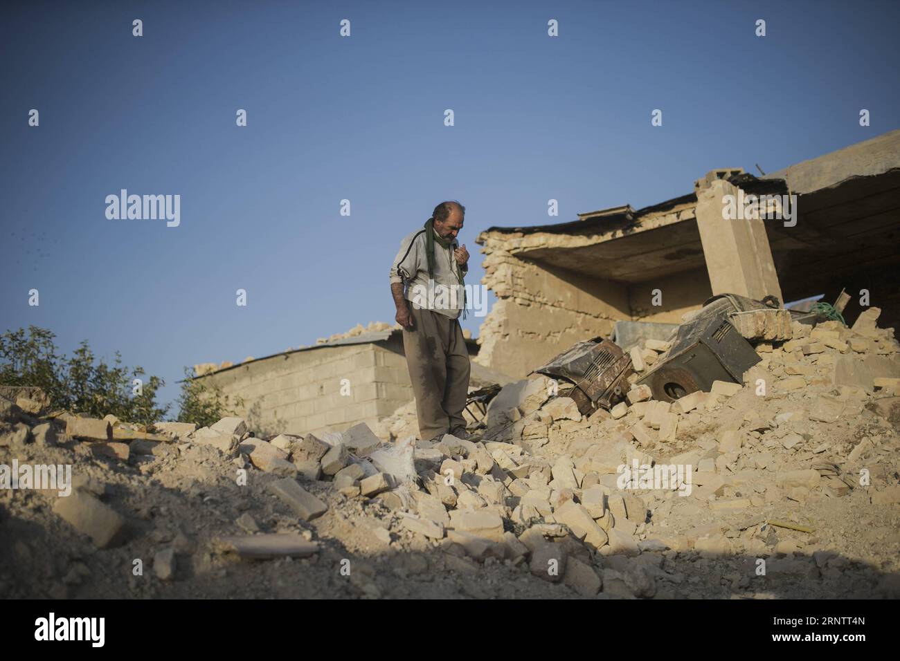 (171118) -- SARPOL-e ZAHAB, 18 novembre 2017 -- Un uomo cerca articoli utili nella sua casa danneggiata dopo un terremoto in un piccolo villaggio nella contea di Sarpol-e Zahab, Iran, il 17 novembre 2017. Le ultime cifre hanno mostrato che 474 persone sono morte e altre 9.388 sono rimaste ferite nelle aree colpite dal terremoto in Iran. ) (Zxj) IRAN-TERREMOTO-DOPO AhmadxHalabisaz PUBLICATIONxNOTxINxCHN Foto Stock