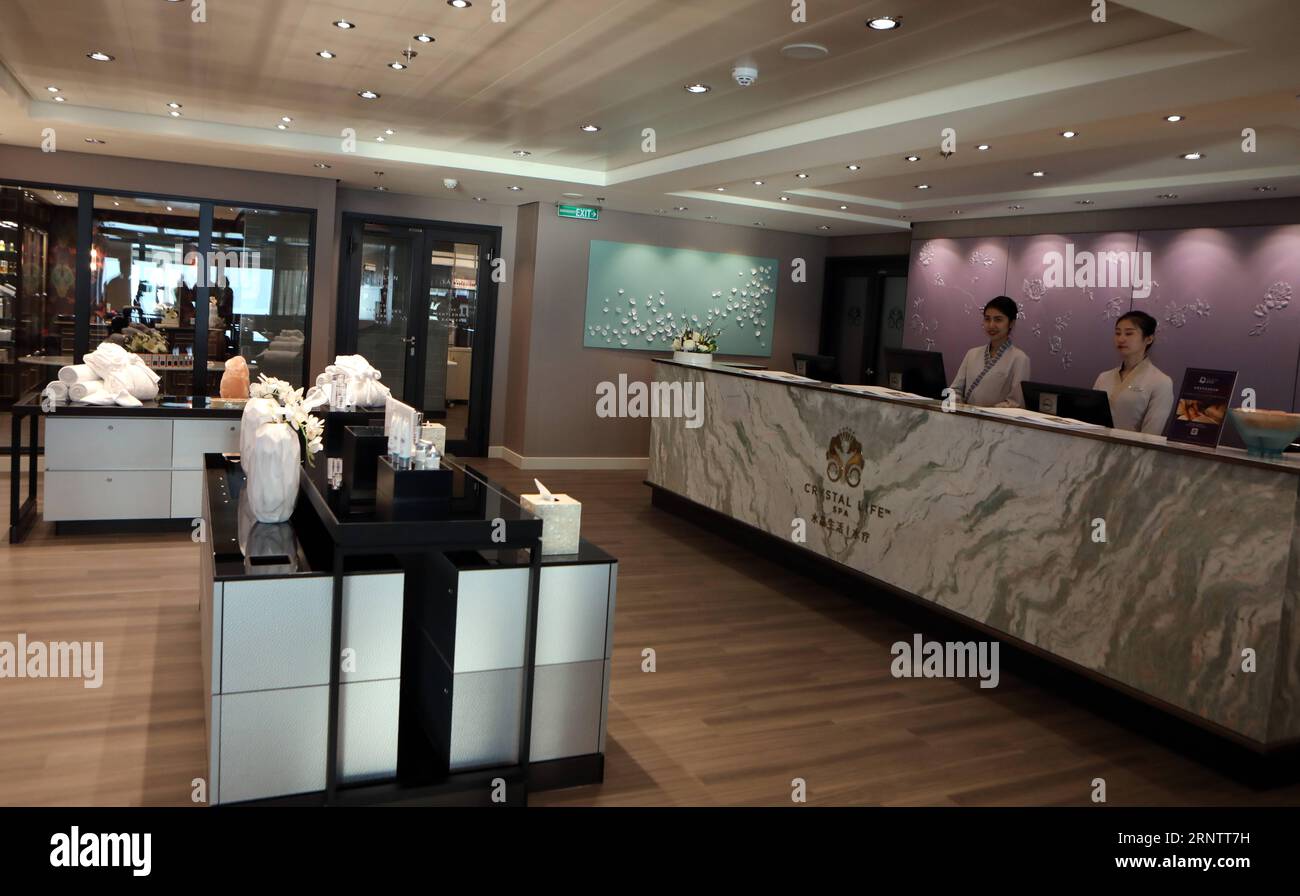 (171118) - HONG KONG, 18 novembre 2017 -- foto scattata il 17 novembre 2017 mostra la scena interna a bordo della World Dream, la nuova nave da crociera di lusso Dream Cruises di Genting Hong Kong, al terminal delle crociere Kai Tak di Hong Kong, nel sud della Cina. Venerdì si è tenuta una cerimonia per celebrare il viaggio inaugurale della nave da crociera, che poteva ospitare più di 3.000 passeggeri. (Ry) CINA-HONG KONG-NAVE DA CROCIERA WORLD DREAM (CN) LixPeng PUBLICATIONxNOTxINxCHN Foto Stock