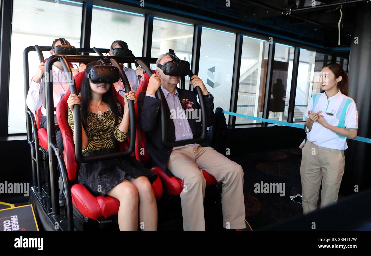 (171118) - HONG KONG, 18 novembre 2017 -- le persone sperimentano le montagne russe VR a bordo del World Dream, la più recente nave da crociera di lusso di Dream Cruises di Genting Hong Kong, al terminal delle navi da crociera Kai Tak di Hong Kong, Cina meridionale, 17 novembre 2017. Venerdì si è tenuta una cerimonia per celebrare il viaggio inaugurale della nave da crociera, che poteva ospitare più di 3.000 passeggeri. (Ry) CINA-HONG KONG-NAVE DA CROCIERA WORLD DREAM (CN) LixPeng PUBLICATIONxNOTxINxCHN Foto Stock