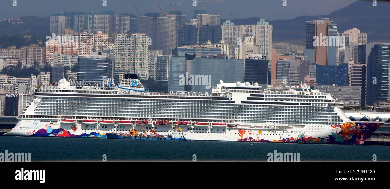 (171118) - HONG KONG, 18 novembre 2017 -- foto scattata il 17 novembre 2017 mostra il World Dream, la nuova nave da crociera di lusso Dream Cruises di Genting Hong Kong, al terminal delle crociere Kai Tak di Hong Kong, nel sud della Cina. Venerdì si è tenuta una cerimonia per celebrare il viaggio inaugurale della nave da crociera, che poteva ospitare più di 3.000 passeggeri. (Ry) CINA-HONG KONG-NAVE DA CROCIERA WORLD DREAM (CN) LixPeng PUBLICATIONxNOTxINxCHN Foto Stock
