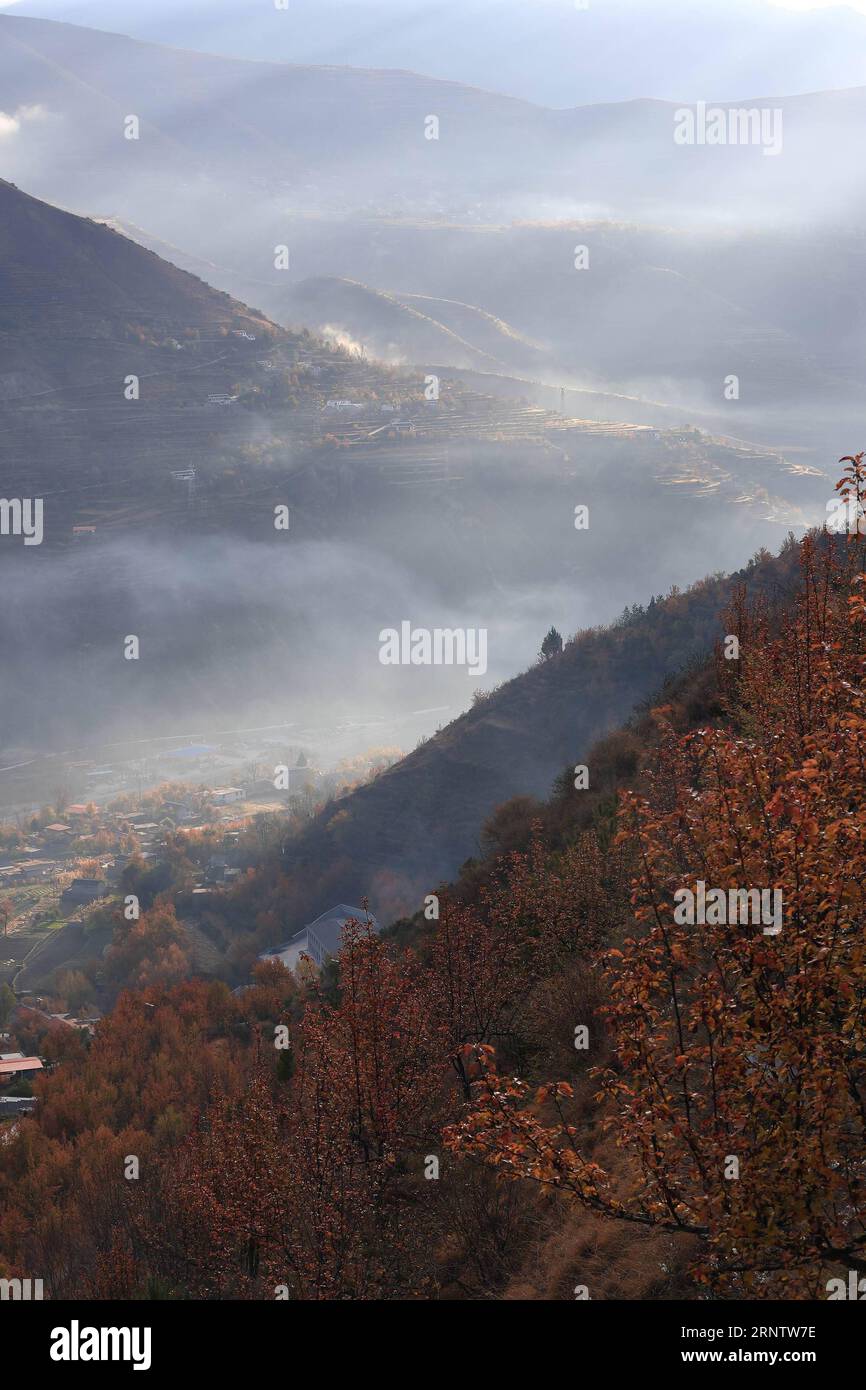 (171120) -- JINCHUAN, 20 novembre 2017 -- foto scattata il 18 novembre 2017 mostra il paesaggio nella cittadina di Sha er della contea di Jinchuan, nella provincia del Sichuan nella Cina sud-occidentale. )(wsw) CINA-SICHUAN-SCENARIO (CN) JiangxHongjing PUBLICATIONxNOTxINxCHN Foto Stock