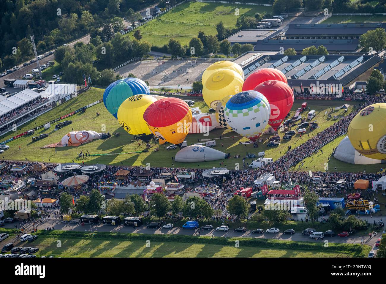 Warstein, Germania. 2 settembre 2023. I palloncini sono pronti per il decollo prima del primo lancio di massa al 30° Warsteiner International Montgolfiade. Il 30° Warsteiner International Montgolfiade con più di 150 squadre di palloncini è iniziato sabato sera dopo un rinvio legato alle condizioni meteorologiche. Credito: Markus Klümper/dpa/Alamy Live News Foto Stock