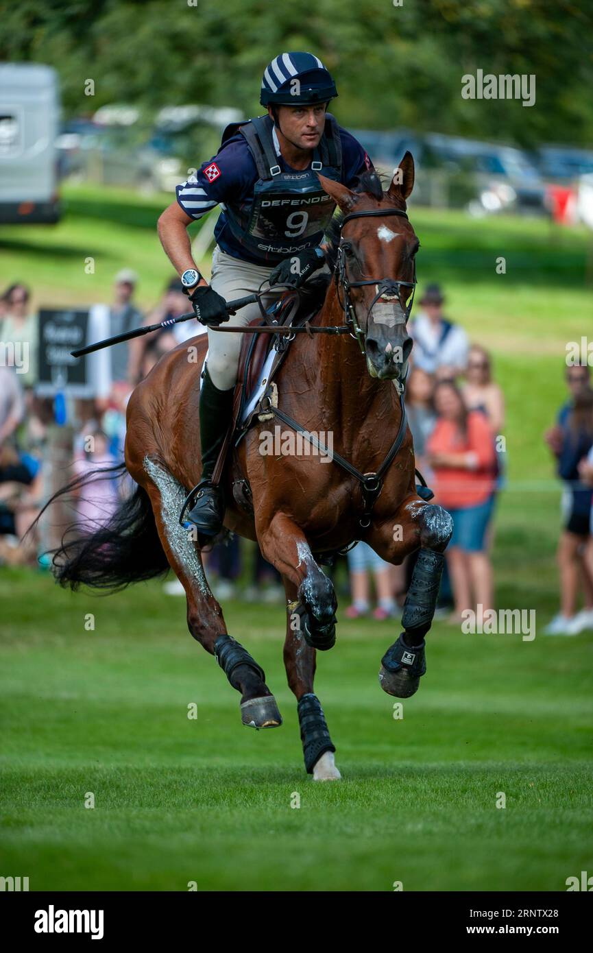 Stamford, Regno Unito. 2 settembre 2023. Boyd Martin cavalcando a Cue in rappresentanza degli Stati Uniti d'America durante la fase Cross Country il giorno 3 del Defender Burghley Horse Trials del 2023 tenutosi nei terreni di Burghley House a Stamford, Lincolnshire, Inghilterra, Regno Unito. Crediti: Jonathan Clarke/Alamy Live News Foto Stock