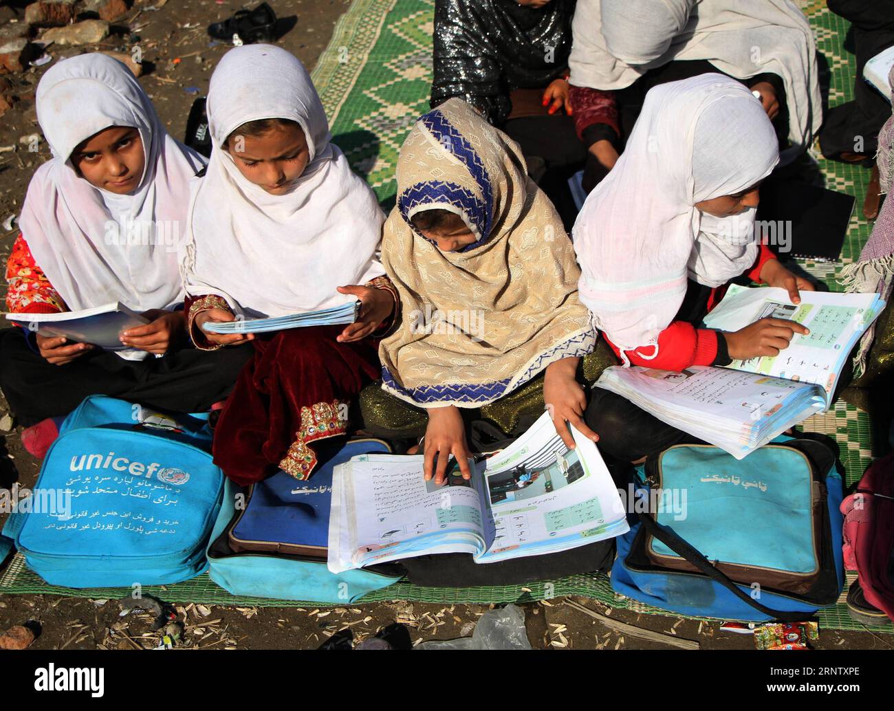 (171123) -- NANGARHAR, 23 novembre 2017 -- le ragazze afghane frequentano una lezione in una scuola locale nella provincia di Nangarhar, Afghanistan, 23 novembre 2017. Secondo il palazzo presidenziale afghano, meno di 1 milione di bambini hanno avuto accesso all'istruzione durante il regno dei talebani, che è crollato alla fine del 2001, ma il numero è salito a più di 9,5 milioni di bambini, di cui il 40% ragazze che frequentano 15.000 scuole in tutto il paese nel 2016. ) (Jmmn) AFGHANISTAN-NANGARHAR-GIRL STUDENTS RahmanxSafi PUBLICATIONxNOTxINxCHN Foto Stock