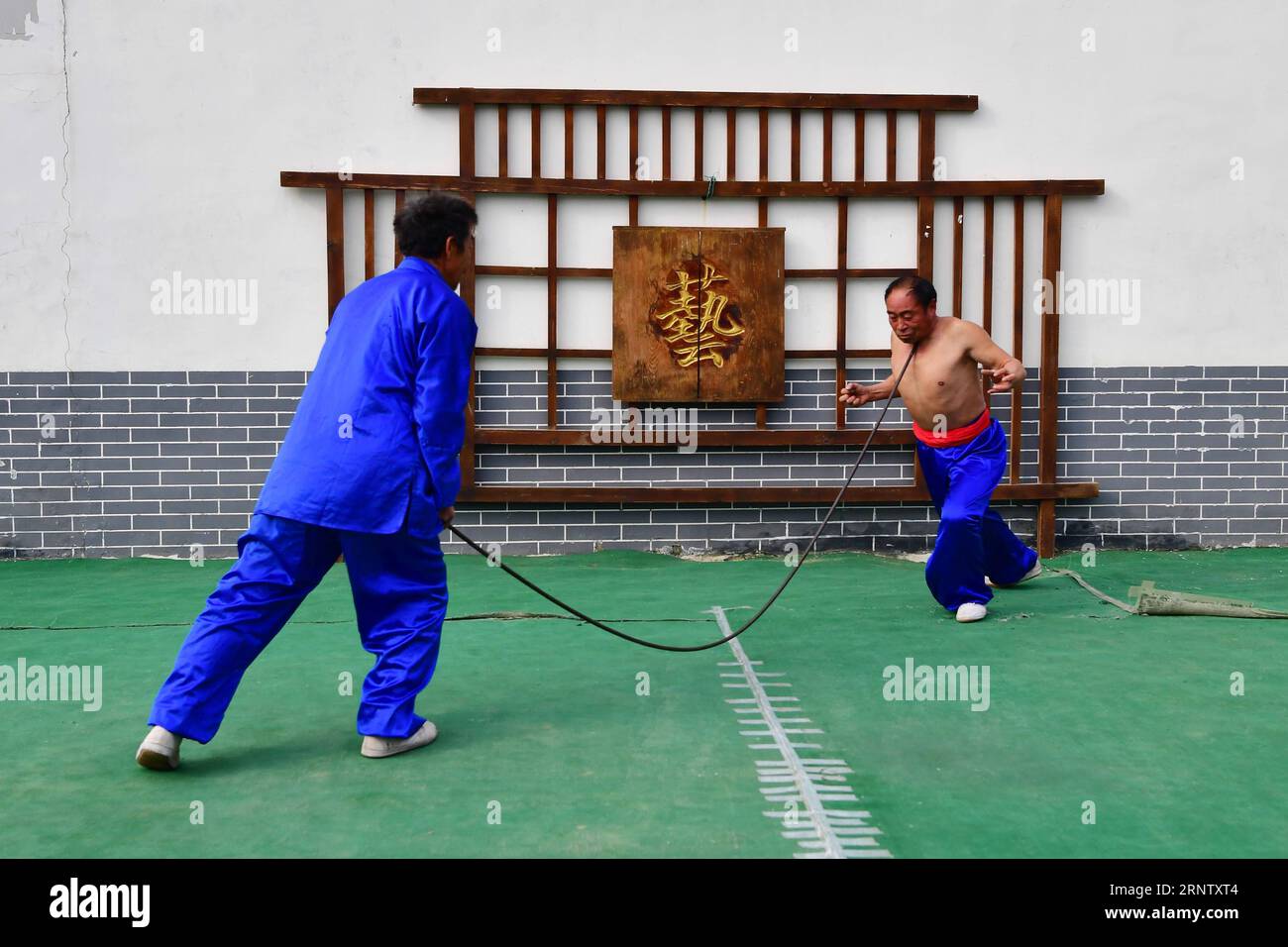 (171123) -- ZHENGZHOU, 23 novembre 2017 -- le persone praticano acrobazie nel villaggio Dongbeizhuang della città di Puyang, provincia di Henan della Cina centrale, 21 novembre 2017. Il villaggio di Dongbeizhuang è conosciuto come la sede delle acrobazie in Cina, e più di 1.000 abitanti del villaggio hanno imparato le abilità acrobatiche. )(wsw) CHINA-HENAN-ZHENGZHOU-HOME OF ACROBATICS (CN) FengxDapeng PUBLICATIONxNOTxINxCHN Foto Stock