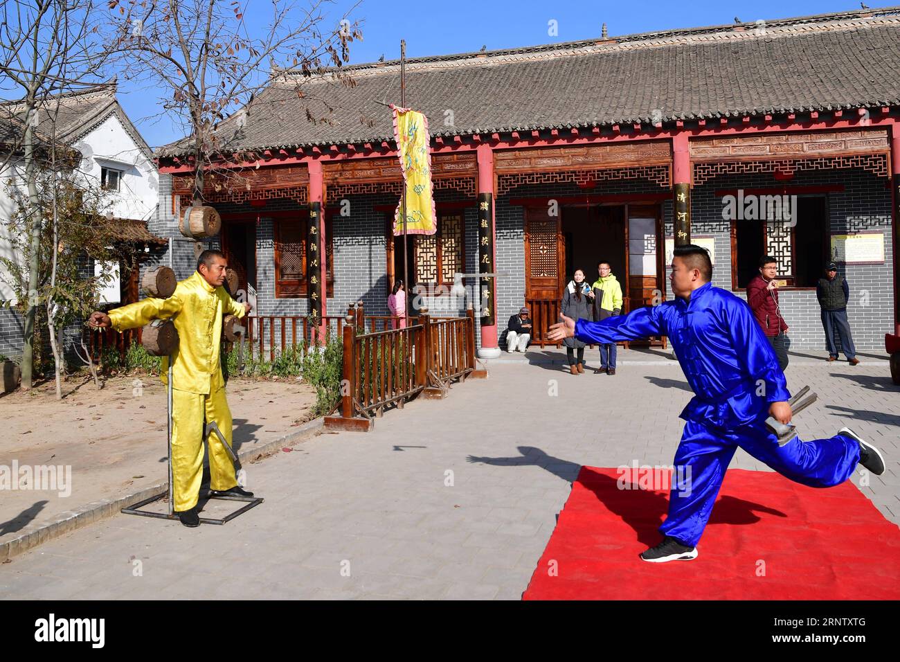 (171123) -- ZHENGZHOU, 23 novembre 2017 -- le persone praticano acrobazie nel villaggio Dongbeizhuang della città di Puyang, provincia di Henan della Cina centrale, 22 novembre 2017. Il villaggio di Dongbeizhuang è conosciuto come la sede delle acrobazie in Cina, e più di 1.000 abitanti del villaggio hanno imparato le abilità acrobatiche. )(wsw) CHINA-HENAN-ZHENGZHOU-HOME OF ACROBATICS (CN) FengxDapeng PUBLICATIONxNOTxINxCHN Foto Stock