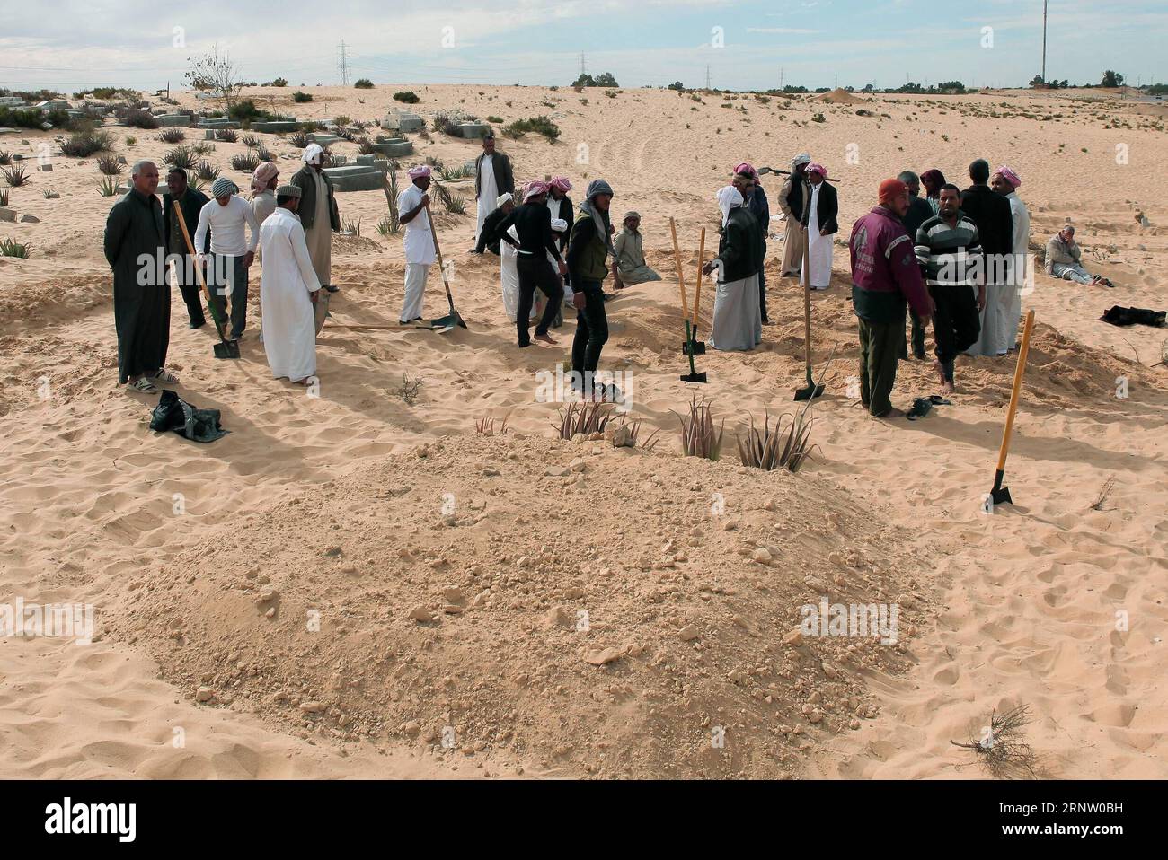 Bilder des Tages (171125) -- BIR AL-ABED (EGITTO), 25 novembre 2017 -- la gente partecipa alla sepoltura di una vittima dell'attacco di una moschea a Bir al-Abed del Sinai settentrionale, Egitto, il 25 novembre 2017. Il bilancio delle vittime in un attacco terroristico a una moschea di venerdì nel Sinai settentrionale in Egitto è salito a 305, tra cui 27 bambini, e altri 128 sono stati feriti, l'agenzia di stampa statale MENA ha riferito sabato. ) EGYPT-BIR AL-ABED-MOSQUE ATTACK-BURIAL AHMEDXGOMAA PUBLICATIONXNOTXINXCHN Foto Stock