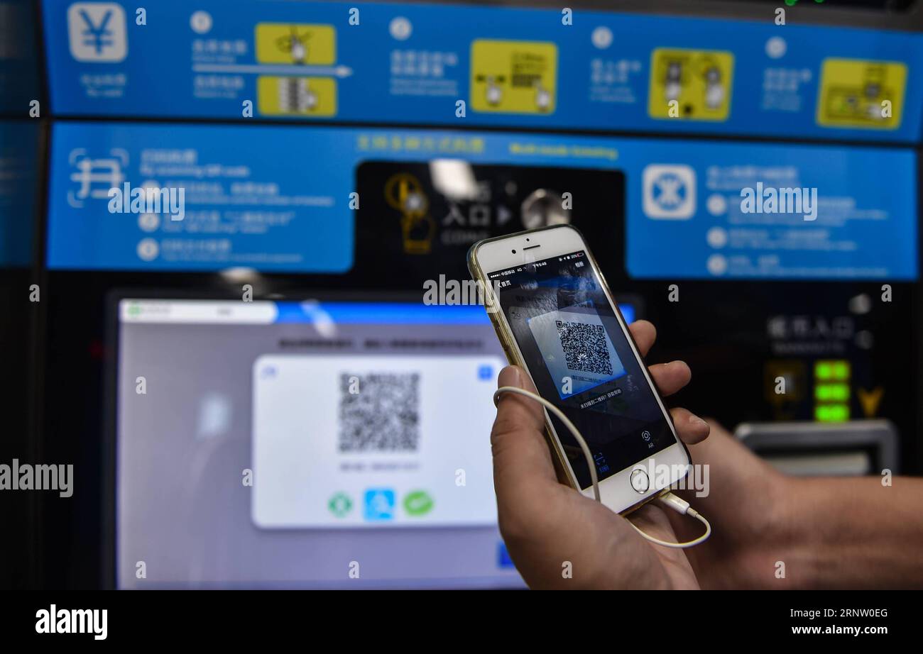 (171126) -- PECHINO, 26 novembre 2017 -- Un passeggero scansiona QR per acquistare un biglietto alla fermata Xiangmei della linea 9 della metropolitana a Shenzhen, nella provincia del Guangdong della Cina meridionale, 20 novembre 2017. Essendo una delle prime zone economiche speciali della Cina, Shenzhen si è evoluta da piccolo villaggio di pescatori a una vasta metropoli. È anche un hub high-tech in Cina. )(wsw)(zt) CHINA-GUANGDONG-SHENZHEN-VITALITY(CN) MaoxSiqian PUBLICATIONxNOTxINxCHN Foto Stock