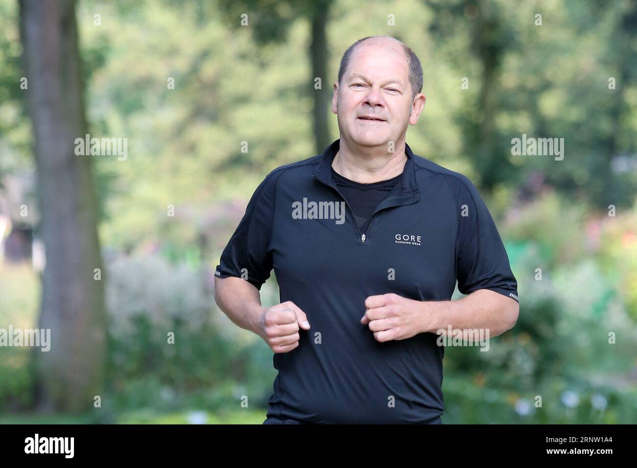 Amburgo, Germania. 30 agosto 2013. L'allora primo sindaco di Amburgo Olaf Scholz (SPD) cammina attraverso i terreni dell'International Garden Show al mattino. A seguito di un infortunio sportivo, il cancelliere tedesco Olaf Scholz ha annullato un appuntamento programmato in Assia. Cadde mentre faceva jogging e soffrì di lividi sul viso, una portavoce del governo tedesco annunciò sabato (02.09.2023) quando gli fu chiesto. (Al dpa 'Scholz ferito mentre fa jogging - appuntamento per la campagna elettorale in Assia annullato') credito: Bodo Marks/dpa/Alamy Live News Foto Stock