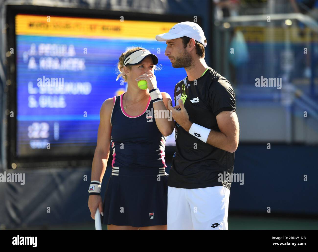 New York, Stati Uniti. 1 settembre 2023. Il belga Sander Gille e la tedesca Laura Siegemund discutono le tattiche durante una partita di tennis tra la coppia americana Pegula-Kraijcek e la coppia tedesco-belga Siegemund-Gille, nel primo turno delle doppie miste al torneo di tennis US Open Grand Slam 2023 a New York City, USA, venerdì 01 settembre 2023. BELGA PHOTO TONY BEHAR Credit: Belga News Agency/Alamy Live News Foto Stock