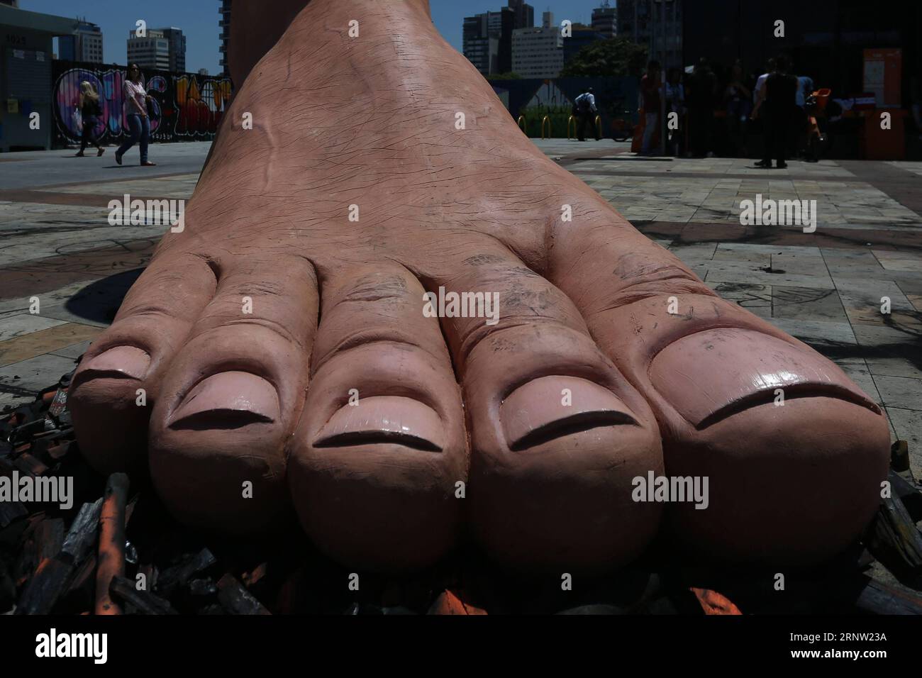 (171130) -- SAN PAOLO, 30 novembre 2017 -- foto scattata il 29 novembre 2017 mostra una scultura di un piede gigante che calpesta su carboni caldi, dell'artista brasiliano Eduardo Srur, a San Paolo, Brasile. La scultura ha l'obiettivo di creare consapevolezza sulla polineuropatia amiloide familiare, una malattia neurologica in cui uno dei possibili sintomi è la ridotta capacità di sentire la temperatura. Rahel Patrasso) (da) (fnc) (zxj) BRAZIL-SAO PAULO-HEALTH-SCULPTURE e RahelxPatrasso PUBLICATIONxNOTxINxCHN Foto Stock