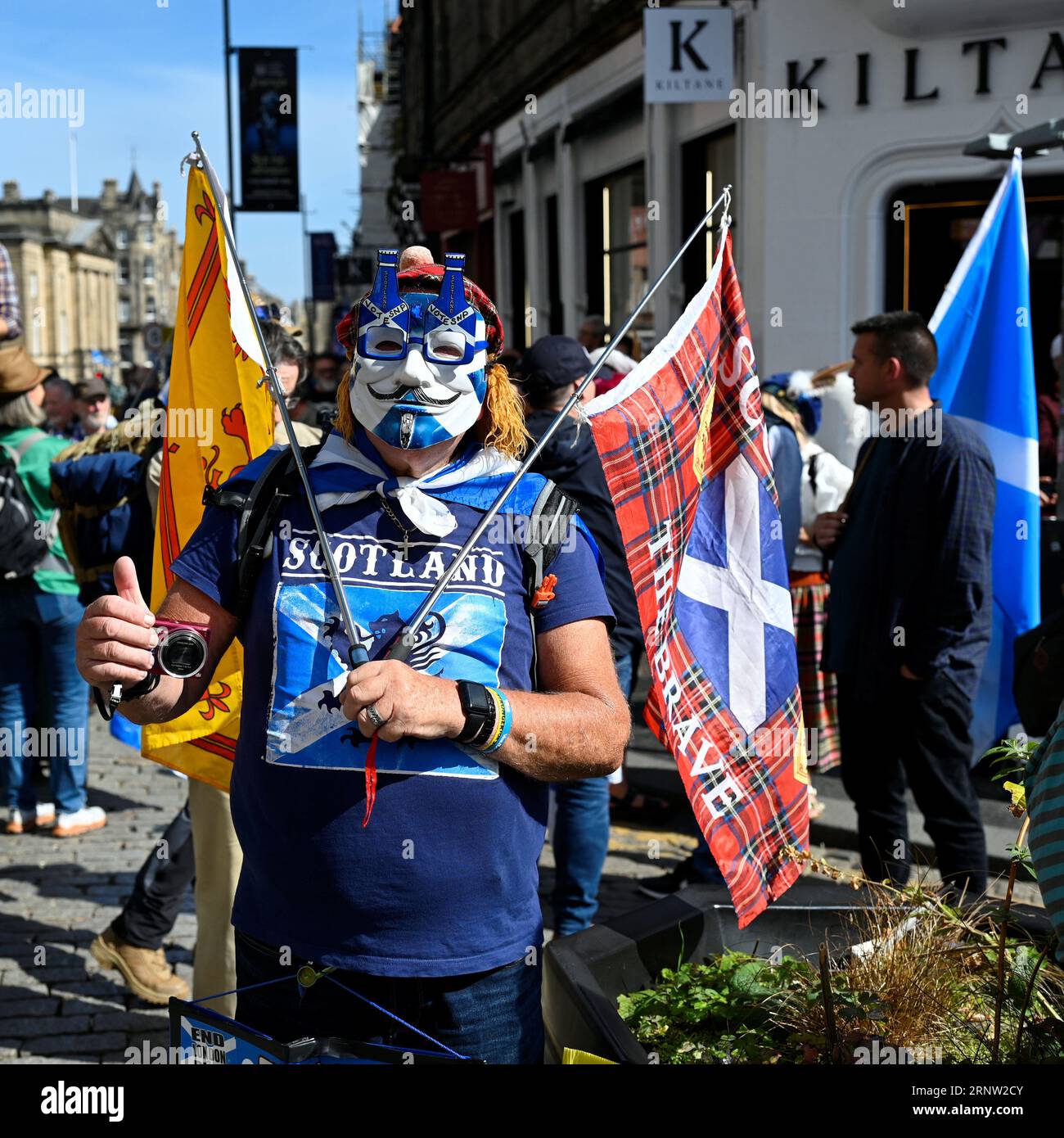 Edimburgo, Scozia, Regno Unito. 2 settembre 2023. Marcia e Rally per una Scozia indipendente nell'UE, una marcia lungo il Royal Mile verso il parlamento scozzese a Holyrood, seguita da una manifestazione con oratori ospiti. Crediti: Craig Brown/Alamy Live News Foto Stock