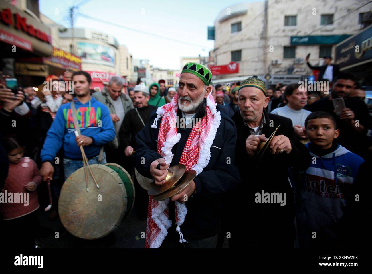 (171130) -- NABLUS, 30 novembre 2017 -- i fedeli cantano e ballano durante una cerimonia per commemorare la nascita del profeta Maometto nella città di Nablus, in Cisgiordania, il 30 novembre 2017.)(zf) MIDEAST-NABLUS-PROPHET-BIRTH NidalxEshtayeh PUBLICATIONxNOTxINxCHN Foto Stock