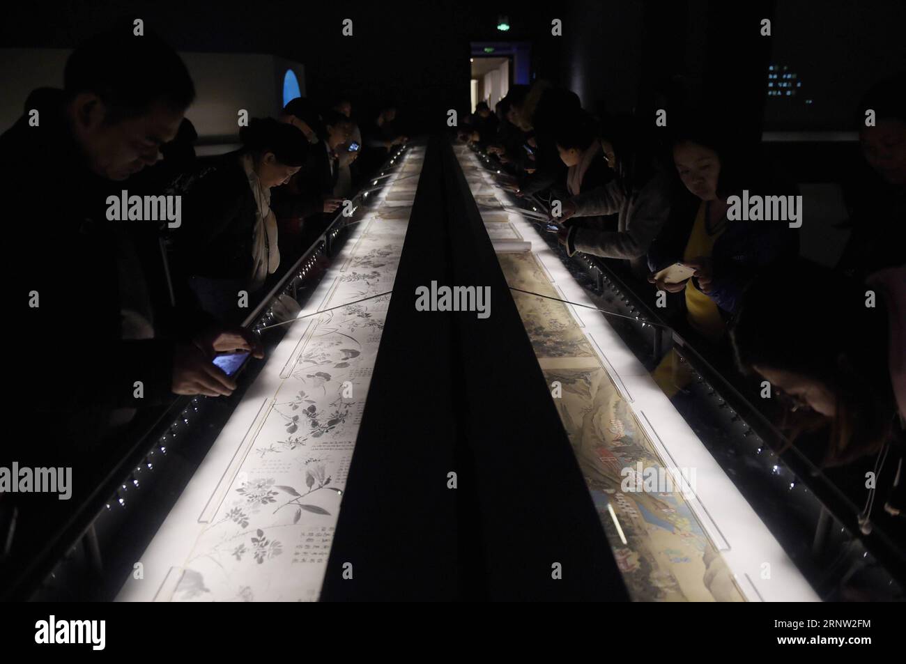 (171130) -- PECHINO, 30 novembre 2017 -- People visit the Looking Back 600 Years -- Special Painting Exhibition from Four Great Artists of Ming Dynasty to the Contemporary Wu School at the National Art Museum of China a Pechino, capitale della Cina, 30 novembre 2017. Sono in mostra 164 opere che dureranno fino al 10 dicembre). (Zkr) CHINA-BEIJING-MUSEUM-PAINTING EXHIBITION(CN) LuxPeng PUBLICATIONxNOTxINxCHN Foto Stock