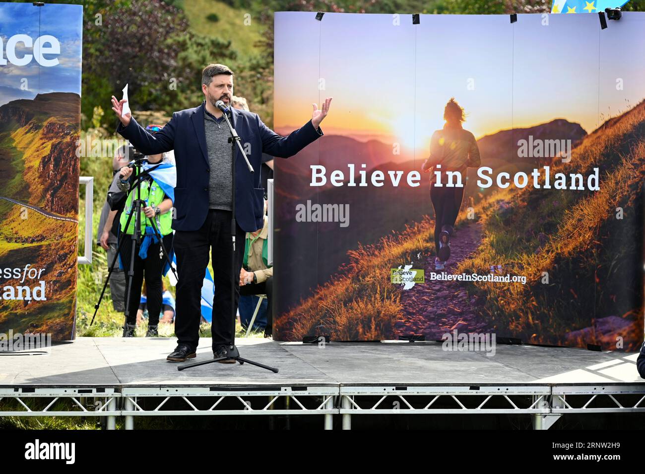 Edimburgo, Scozia, Regno Unito. 2 settembre 2023. Marcia e Rally per una Scozia indipendente nell'UE, una marcia lungo il Royal Mile verso il parlamento scozzese a Holyrood, seguita da una manifestazione con oratori ospiti. Jamie Hepburn MSP, Ministro dell'indipendenza, si rivolge alla folla. Crediti: Craig Brown/Alamy Live News Foto Stock