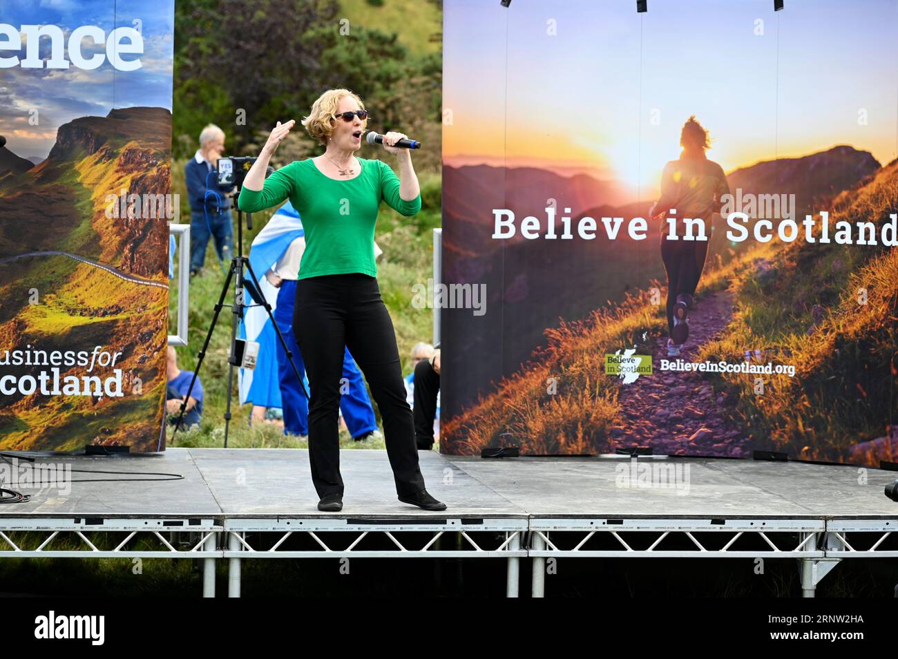 Edimburgo, Scozia, Regno Unito. 2 settembre 2023. Marcia e Rally per una Scozia indipendente nell'UE, una marcia lungo il Royal Mile verso il parlamento scozzese a Holyrood, seguita da una manifestazione con oratori ospiti. Lorna Slater MSP, co-leader dei Verdi scozzesi, rivolgendosi alla folla. Crediti: Craig Brown/Alamy Live News Foto Stock