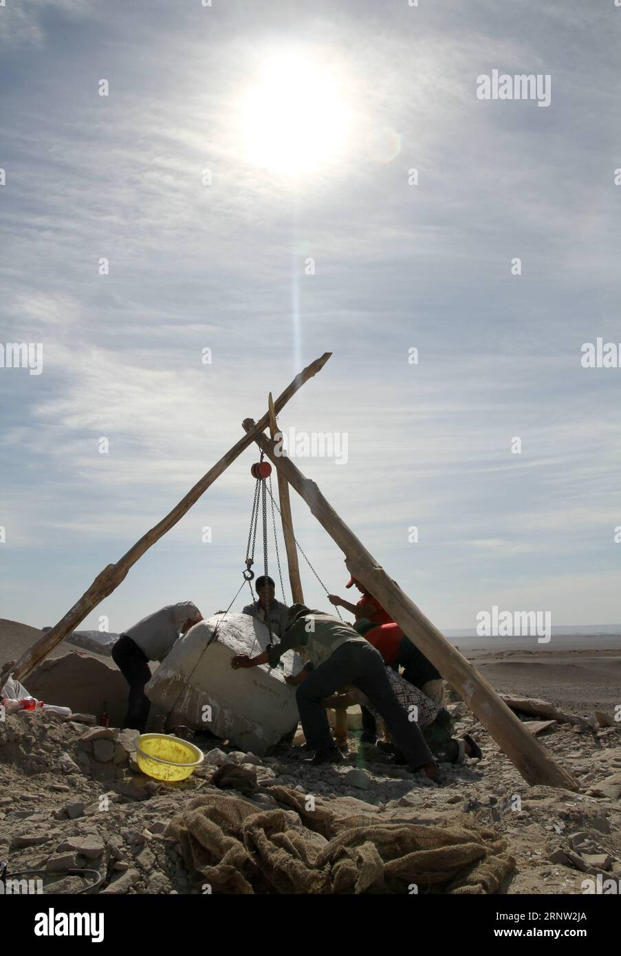 (171130) -- WASHINGTON, 30 novembre 2017 -- la foto non datata mostra che gli scienziati lavorano in un deserto a Hami, nella regione autonoma di Xinjiang Uygur della Cina nord-occidentale. Oltre 200 uova di pterosauri tridimensionalmente conservate sono state rinvenute in Cina, fornendo una nuova visione della storia della vita dei governanti dei cieli nell'era dei dinosauri, gli scienziati hanno detto giovedì. Le scoperte sulla specie di pterosauro, nota come Hamipterus tianshanensis, sono state pubblicate sulla rivista statunitense Science . U.S.-SCIENCE JOURNAL-DISCOVERES-CHINA-PTEROSAURS-FOSSILIZED EGGS WANGXXIAOLIN PUBLICATIONXNOTXINXCHN Foto Stock