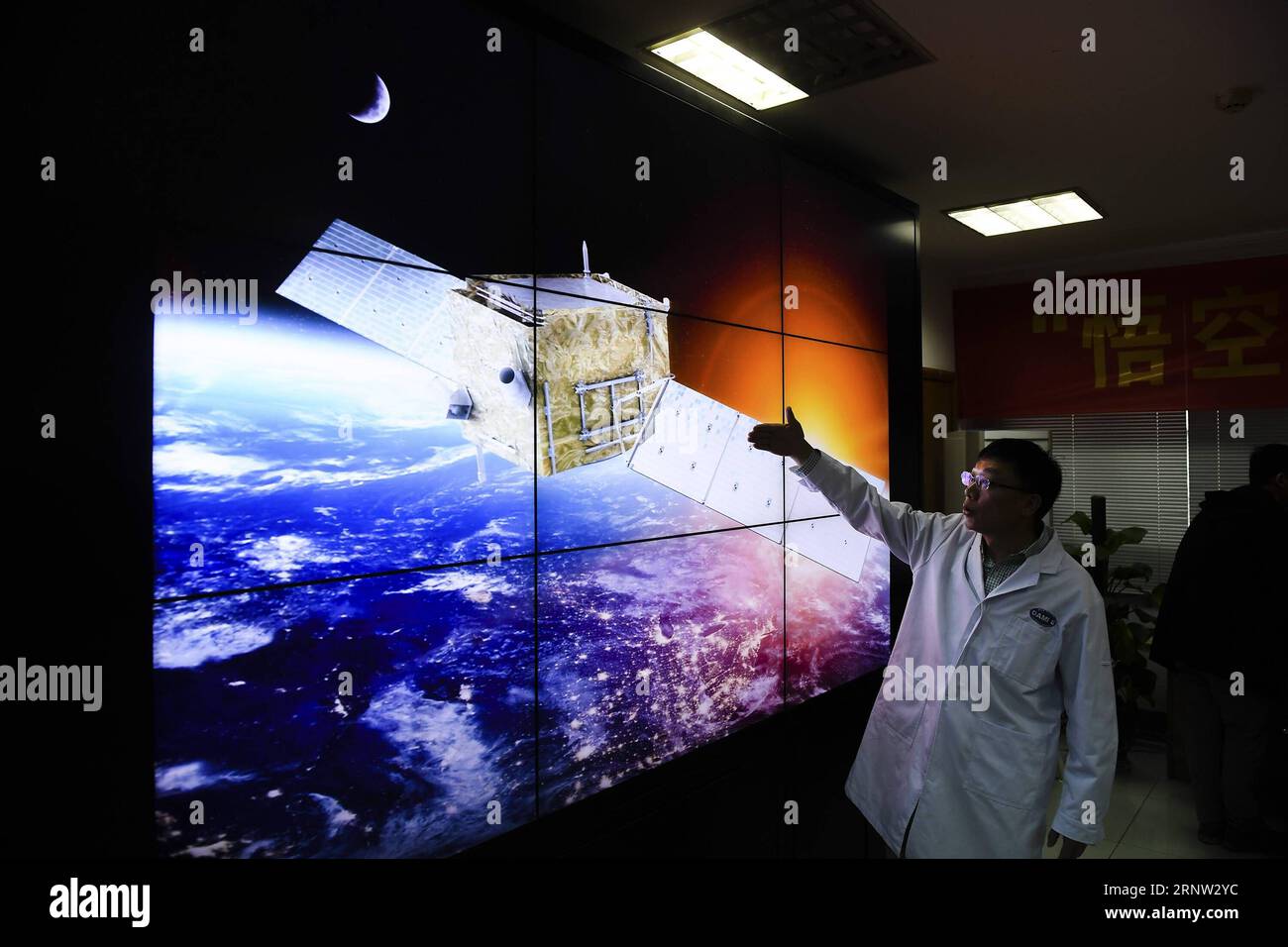 (171201) -- PECHINO, 1 dicembre 2017 -- Chang Jin, capo scienziato del Dark Matter Particle Explorer (DAMPE), introduce il satellite al Purple Mountain Observatory sotto la Chinese Academy of Sciences (CAS) a Nanchino, capitale della Cina, 2 novembre 2017. Il satellite cinese per il rilevamento della materia oscura, Wukong (Re delle scimmie), ha dimostrato la sua più potente sonda spaziale per raggi cosmici ad alta energia. Ha la massima risoluzione energetica e capacità di identificazione delle particelle, perfetta per la ricerca di tracce dell'annientamento o del decadimento delle particelle di materia oscura, dicono gli scienziati. Il detective iniziale Foto Stock