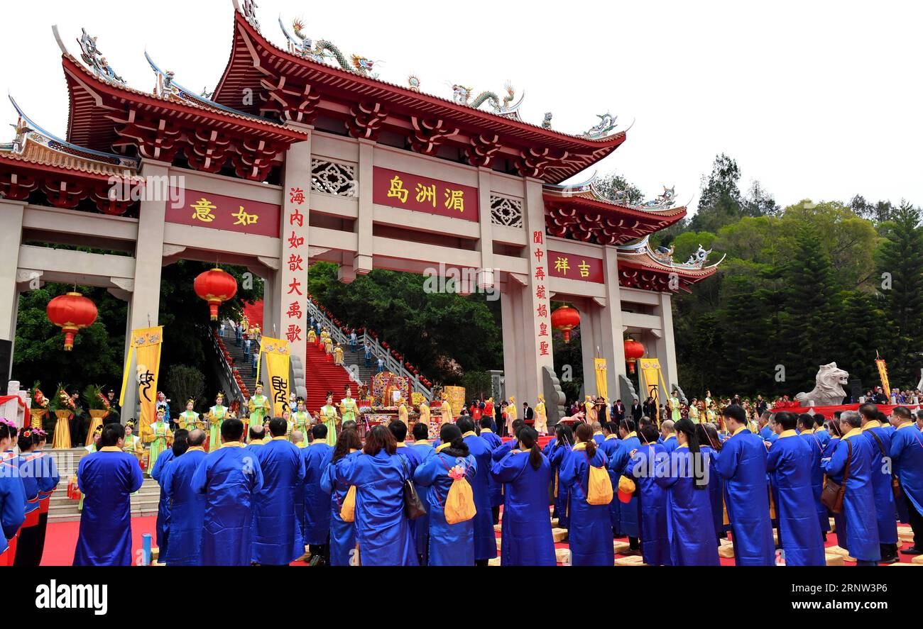 (171202) -- PUTIAN, 2 dicembre 2017 -- la gente partecipa a una grande cerimonia di preghiera per la dea del mare Mazu al 19° China Meizhou Mazu Cultural Tourism Festival a Putian, provincia del Fujian nel sud-est della Cina, 2 dicembre 2017. Il festival ha avuto inizio sabato sull'isola di Meizhou, la città natale di Mazu. La credenza e le usanze di Mazu sono state iscritte nella Lista rappresentativa del patrimonio culturale immateriale dell'umanità dell'Organizzazione delle Nazioni Unite per l'educazione, la scienza e la cultura nel 2009. Mazu è la forma divinizzata dello storico Lin Mo, uno sciamaness che visse nel X secolo sull'isola di Meizhou in sou Foto Stock