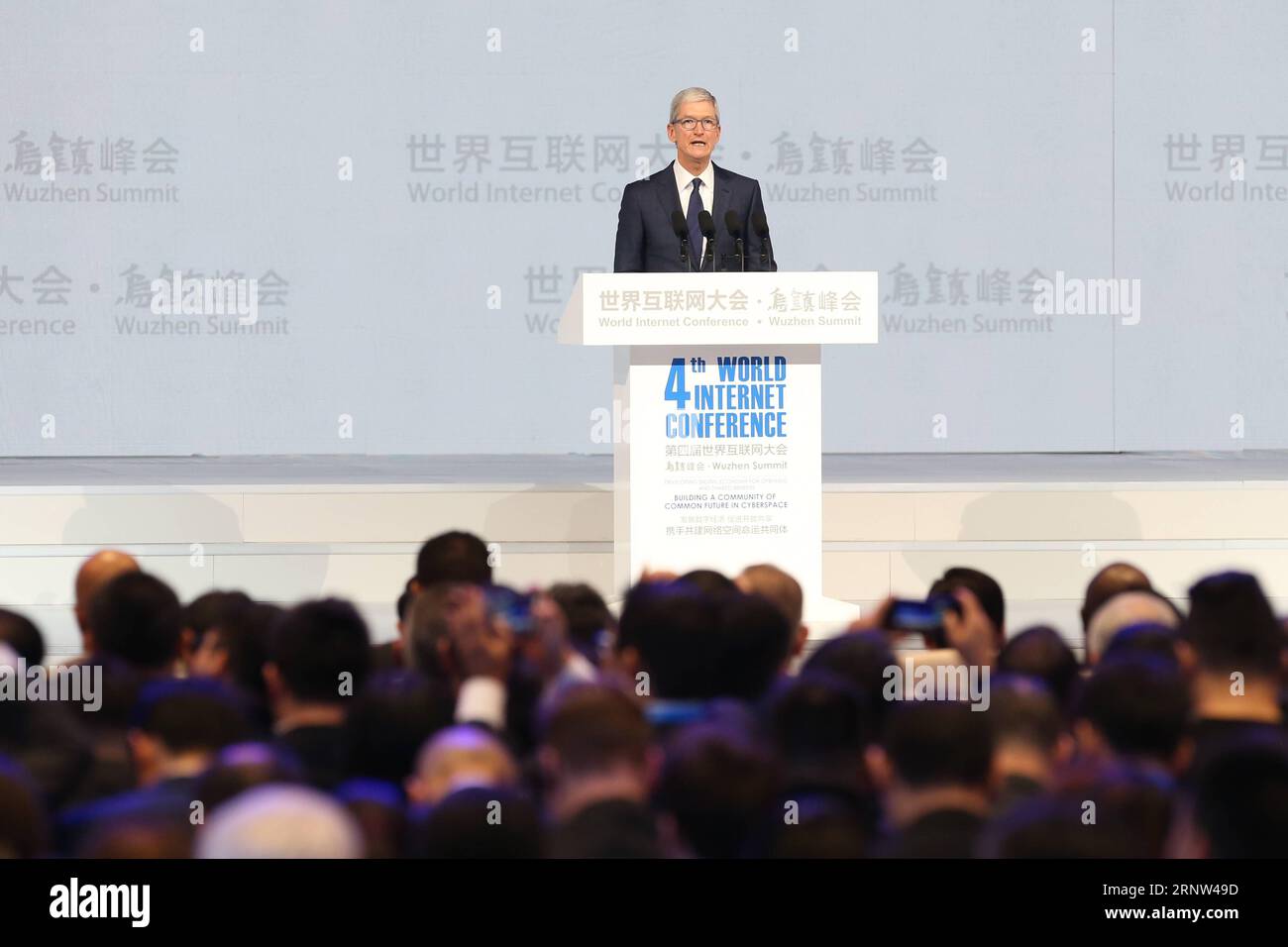 China: World Internet Conference in Wuzhen (171203) -- WUZHEN, 3 dicembre 2017 -- il CEO di Apple Tim Cook affronta la cerimonia di apertura della quarta conferenza mondiale su Internet nella città acquatica di Wuzhen, nella provincia dello Zhejiang, 3 dicembre 2017. ) (Ry) CONFERENZA CHINA-ZHEJIANG-WUZHEN-INTERNET (CN) ZhengxHuansong PUBLICATIONxNOTxINxCHN Foto Stock