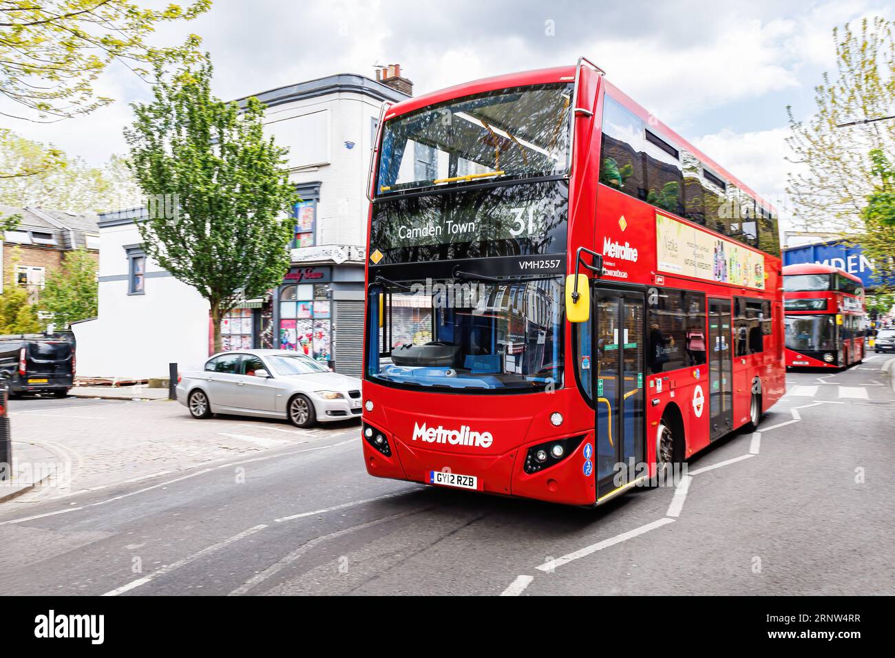 Londra, Regno Unito - 23 maggio 2023: Autobus rosso a due piani con trasporto pubblico a Camden Town, simbolo nazionale dell'Inghilterra, Regno Unito Foto Stock