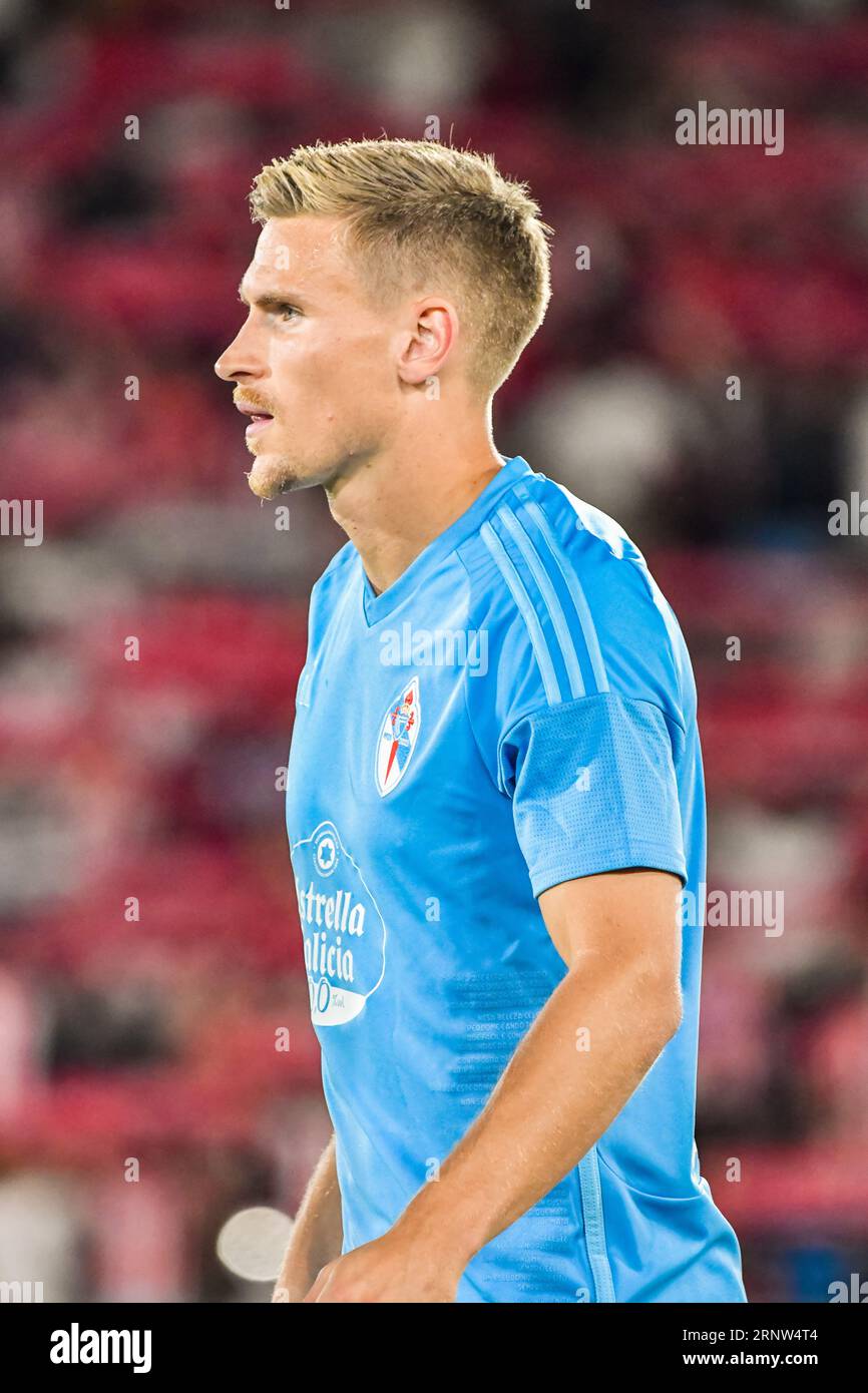 Almeria, Spagna. 1 settembre 2023. ALMERIA, SPAGNA - 1° SETTEMBRE: Carl Starfelt del Celta de Vigo all'inizio della partita tra UD Almeria e RC Celta de Vigo della Liga EA Sports il 1° settembre 2023 al Power Horse Stadium di Almeria, Spagna. (Foto di Samuel Carreño/ Credit: PX Images/Alamy Live News Foto Stock