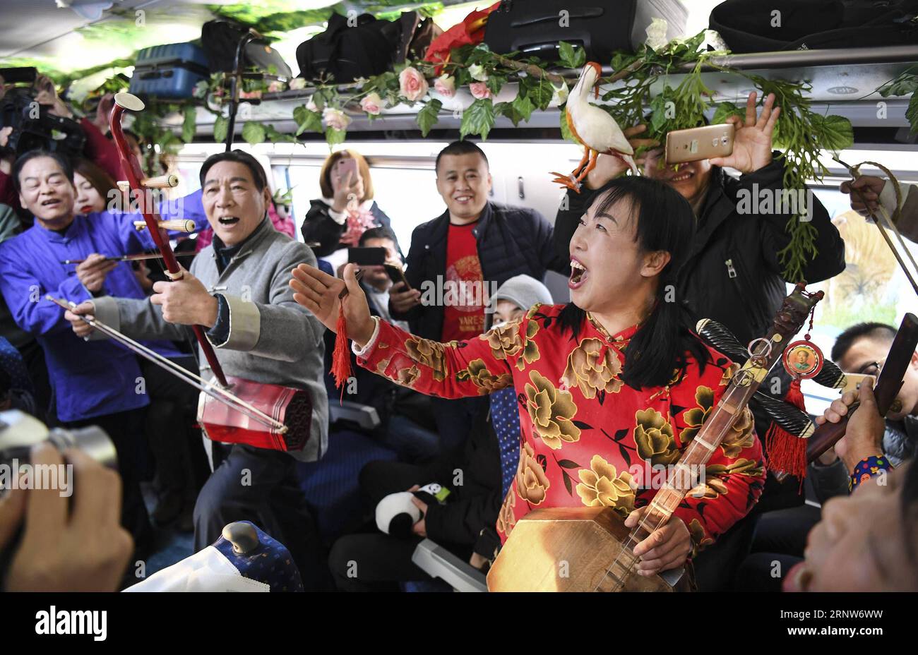 (171206) - XI AN, 6 dicembre 2017 -- gli artisti si esibiscono in carrozza del primo treno ad alta velocità da Xi An, capitale della provincia dello Shaanxi della Cina nord-occidentale, a Chengdu, capitale della provincia del Sichuan della Cina sud-occidentale, 6 dicembre. 2017. La linea ferroviaria ad alta velocità che collega Xi An e Chengdu è entrata in funzione mercoledì, riducendo il tempo di percorrenza tra le due città da circa 11 ore a sole 4. ) (LX) CHINA-XI AN-CHENGDU HIGH-SPEED RAILWAY-OPERATION (CN) TAOXMING PUBLICATIONXNOTXINXCHN Foto Stock