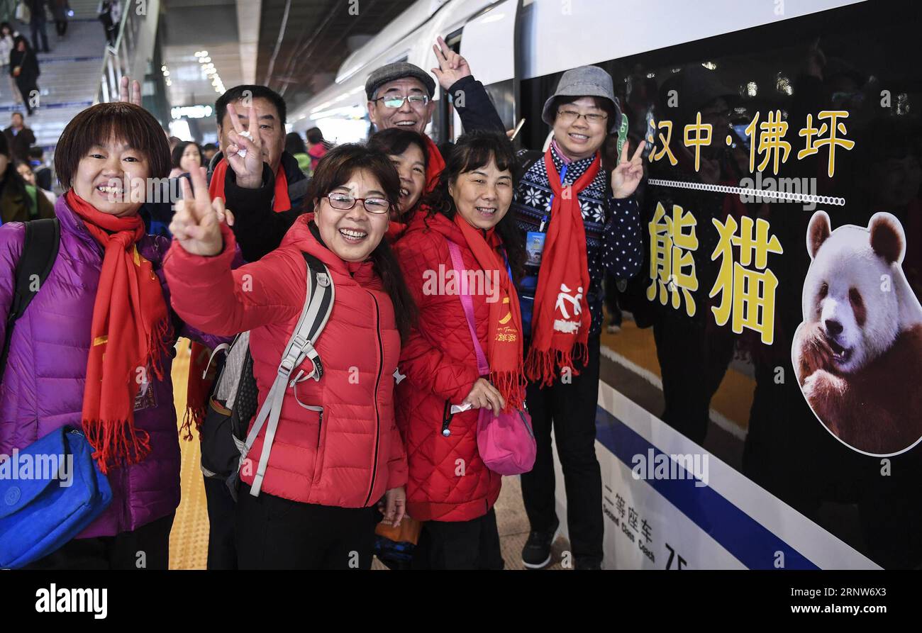 (171206) -- XI AN, 6 dicembre 2017 -- i turisti si pongono accanto al primo treno ad alta velocità dal nord-ovest della Cina S Xi An al sud-ovest della Cina di Chengdu presso la stazione ferroviaria nord di Xi An, capitale della provincia di Shaanxi, 6 dicembre. 2017. La linea ferroviaria ad alta velocità che collega Xi An e Chengdu, capitale della provincia del Sichuan, è entrata in funzione mercoledì, riducendo il tempo di percorrenza tra le due città da circa 11 ore a sole 4. ) (LX) CHINA-XI AN-CHENGDU HIGH-SPEED RAILWAY-OPERATION (CN) TAOXMING PUBLICATIONXNOTXINXCHN Foto Stock
