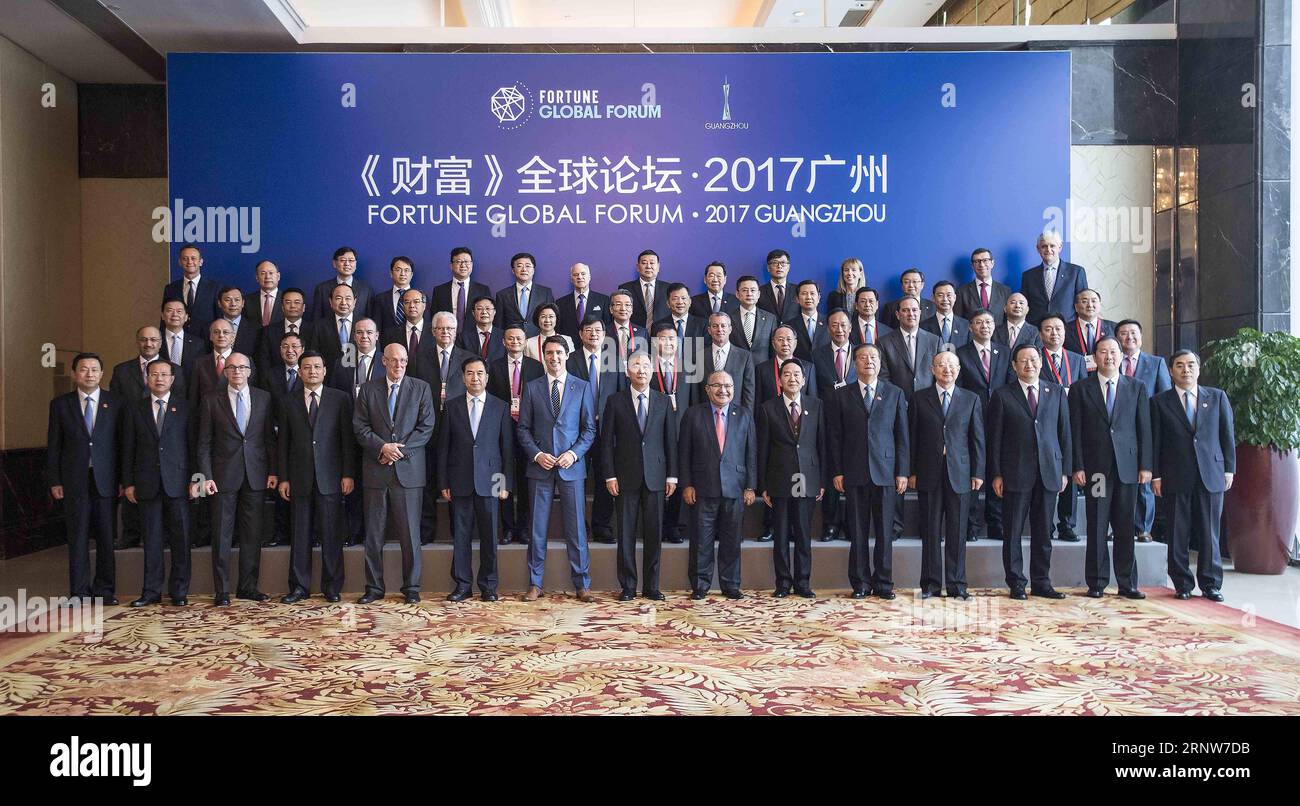 (171206) - GUANGZHOU, 6 dicembre 2017 - il vice Premier cinese Wang Yang posa una foto di gruppo con gli ospiti che partecipano al Fortune Global Forum 2017 a Guangzhou, nella provincia del Guangdong, nella Cina meridionale, 6 dicembre 2017. Wang ha partecipato alla cerimonia di apertura del forum e ha tenuto un discorso chiave. )(mcg) CHINA-GUANGZHOU-WANG YANG-FORTUNE GLOBAL FORUM (CN) LixTao PUBLICATIONxNOTxINxCHN Foto Stock