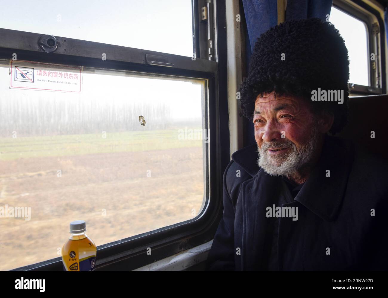 (171209) -- URUMQI, 9 dicembre 2017 -- il passeggero di 77 anni Memet Hapiz prende il treno n. 5810 per Kashgar per vedere i suoi parenti nella regione autonoma di Xinjiang Uygur della Cina nord-occidentale, 25 novembre 2017. Il percorso ferroviario di 485 km che collega le due principali oasi cittadine di Kashgar e Hotan, attraversa alcune delle aree più remote dello Xinjiang e ha trasformato la vita nel deserto sin dal suo lancio nel 2011. È la prima e unica ferrovia di Hotan, attraverso la ferrovia la prefettura sottosviluppata è collegata al resto della rete ferroviaria del paese, che vanta 22.000 km di linee ferroviarie ad alta velocità. Infrastrutture di trasporto inadeguate Foto Stock