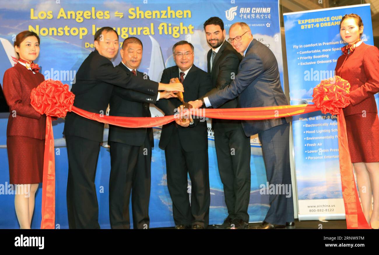 (171209) -- LOS ANGELES, 9 dicembre 2017 -- Zhang Ping (C), console generale della Repubblica Popolare Cinese a Los Angeles, taglia il nastro alla cerimonia di lancio di una rotta aerea diretta a Los Angeles, negli Stati Uniti, 7 dicembre 2017. Un Boeing 787-9 proveniente dalla città meridionale della Cina Shenzhen è atterrato giovedì sera all'aeroporto internazionale di Los Angeles, segnando l'apertura ufficiale di una rotta aerea diretta tra le due città. Air China ha celebrato il lancio della sua nuova rotta presso il terminal internazionale Tom Bradley dell'aeroporto internazionale di Los Angeles. ) (ZCC) U.S.-LOS ANGELES-AIR CHINA-DIRECT Foto Stock