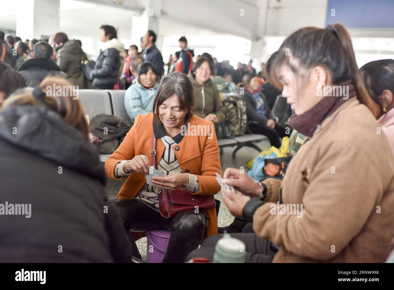 (171209) -- URUMQI, 9 dicembre 2017 -- i passeggeri giocano a carte alla stazione ferroviaria di Kashgar a Kashgar, nella regione autonoma di Xinjiang Uygur della Cina nord-occidentale, 23 novembre 2017. Il percorso ferroviario di 485 km che collega le due principali oasi cittadine di Kashgar e Hotan, attraversa alcune delle aree più remote dello Xinjiang e ha trasformato la vita nel deserto sin dal suo lancio nel 2011. È la prima e unica ferrovia di Hotan, attraverso la ferrovia la prefettura sottosviluppata è collegata al resto della rete ferroviaria del paese, che vanta 22.000 km di linee ferroviarie ad alta velocità. Le infrastrutture di trasporto inadeguate hanno causato il wes cinese Foto Stock