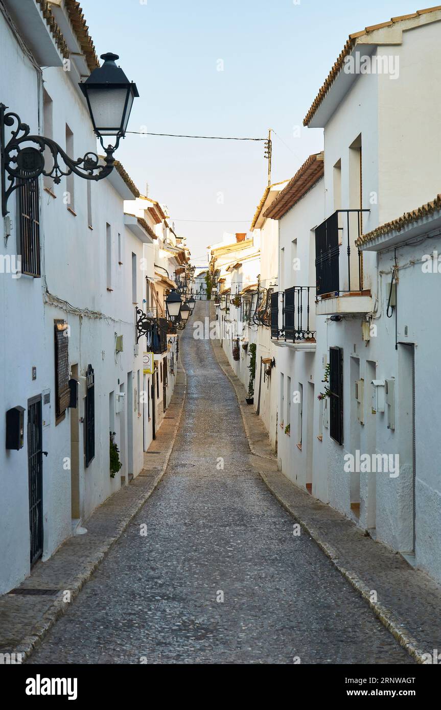 Carrer de Sant Josep, una strada acciottolata nel centro storico di Altea (Marina Baixa, Costa Blanca, Alicante, Comunità Valenciana, Spagna) Foto Stock