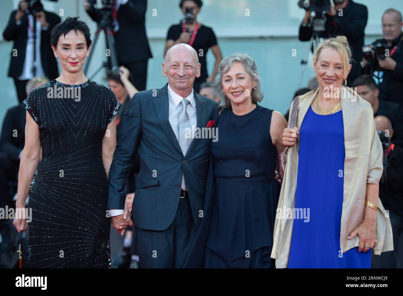 Venezia, Italia. 2 settembre 2023. Jamie Bernstein, Nina Bernstein Simmons, Alexander Bernstein che assiste al Maestro Premiere nell'ambito della 80a Mostra di Venezia, il 2 settembre 2023. Foto di Aurore Marechal/ABACAPRESS.COM credito: Abaca Press/Alamy Live News Foto Stock