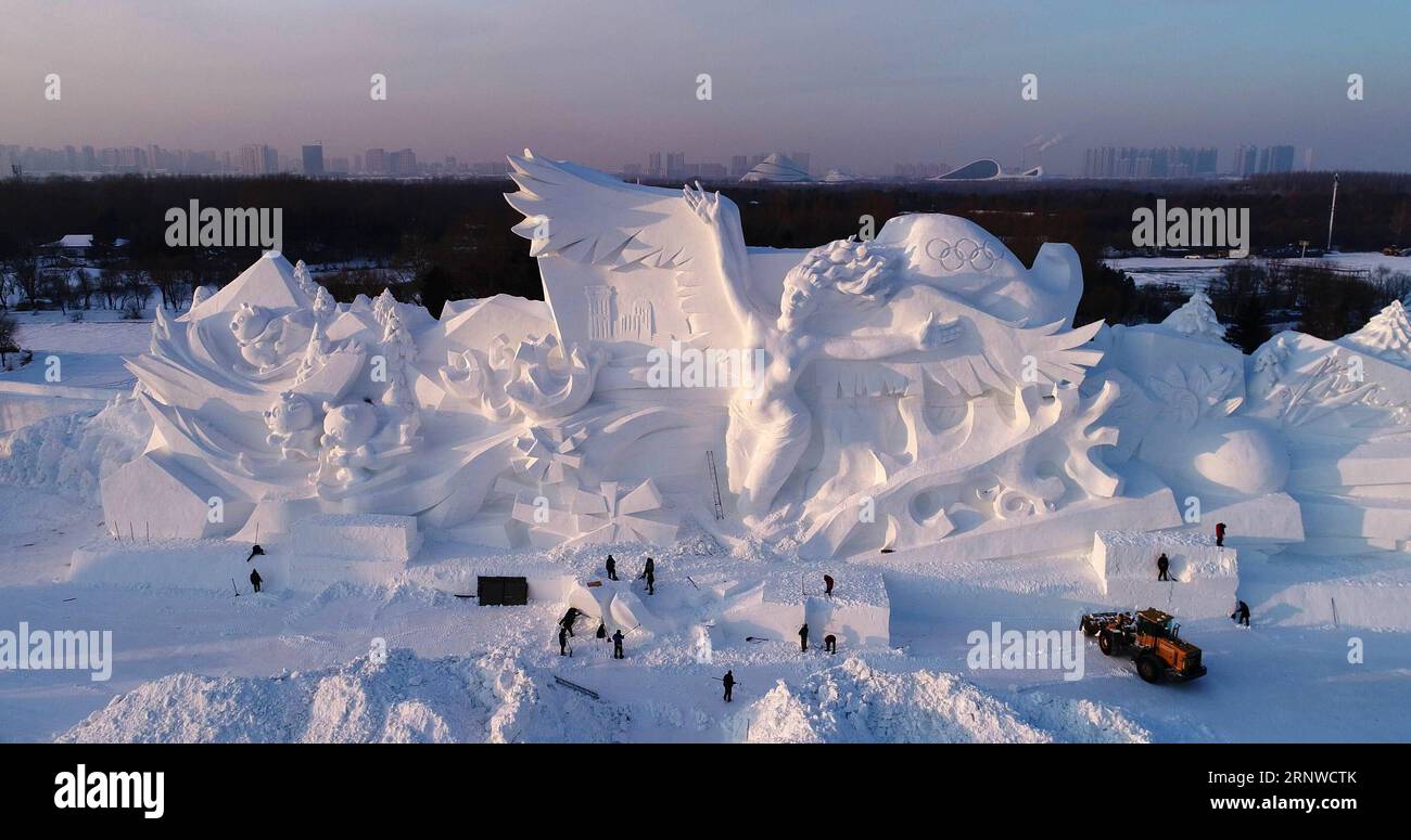 (171214) -- HARBIN, 14 dicembre 2017 -- gli scultori lavorano su una scultura di neve che presenta una donna alta 35 metri nella Sun Island Scenic area di Harbin, provincia di Heilongjiang nel nord-est della Cina, 14 dicembre 2017. ) (dhf) CHINA-HARBIN-ICE AND SNOW-SCULPTURE (CN) WangxJianwei PUBLICATIONxNOTxINxCHN Foto Stock