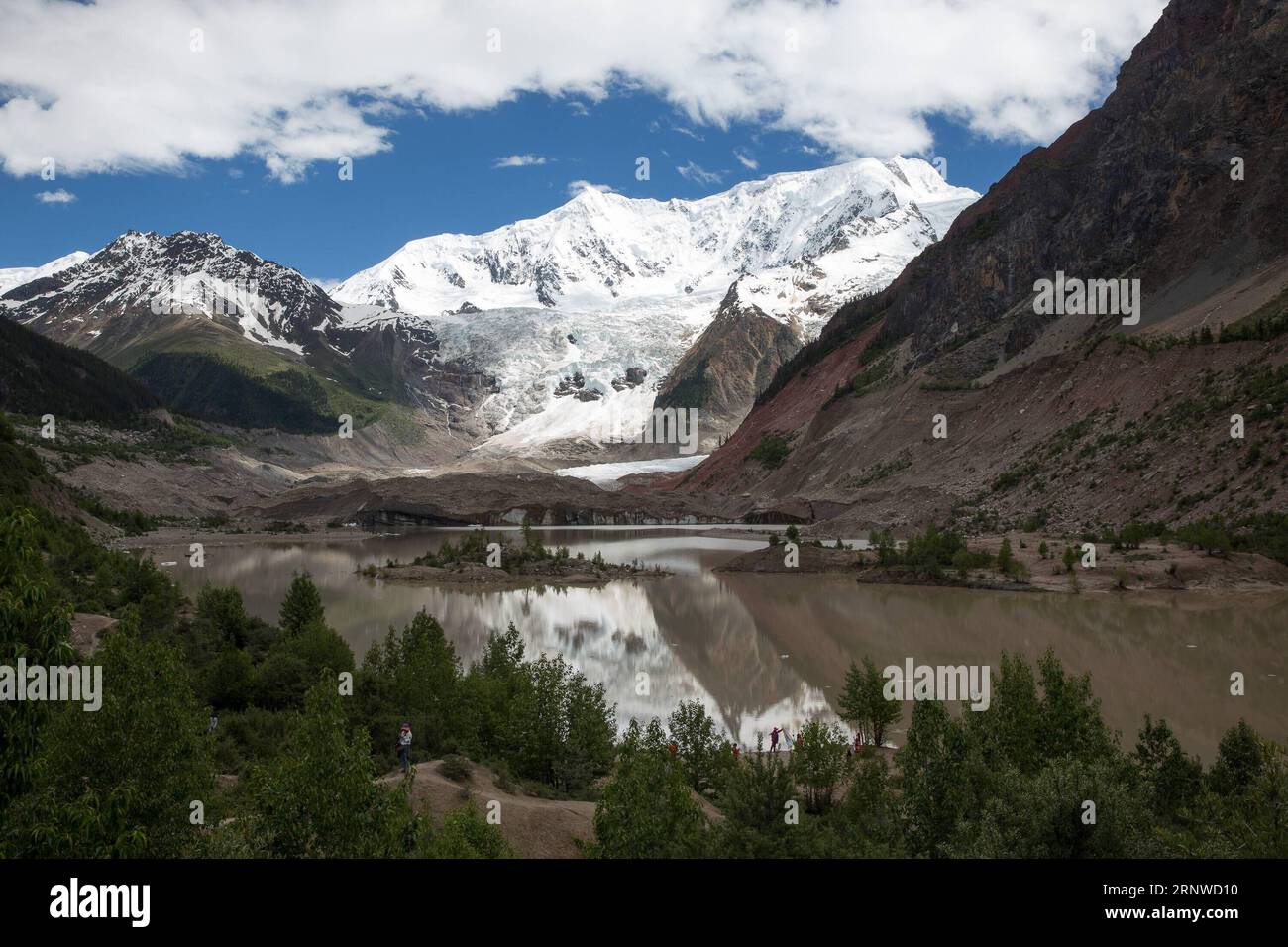 (171214) -- PECHINO, 14 dicembre 2017 -- foto scattata il 26 giugno 2017 mostra un lago con dighe moreniche nella contea di Bomi, prefettura di Nyingchi, nella regione autonoma del Tibet della Cina sud-occidentale. Le foto che mostrano laghi e fiumi provenienti da diverse parti della Cina presentano la bellezza della natura. ) (Lb) CHINA-RIVER AND LAKES-AERIAL VIEW (CN) JinxLiwang PUBLICATIONxNOTxINxCHN Foto Stock